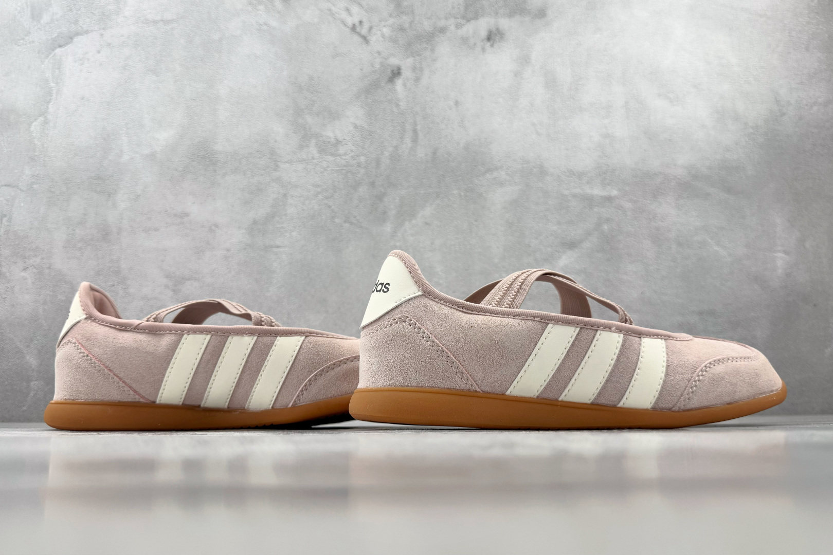 R 版出口订单 adidas BARREDA 粉色 货号：KJ2254 尺码：35.5 36 36.5 37.5 38 