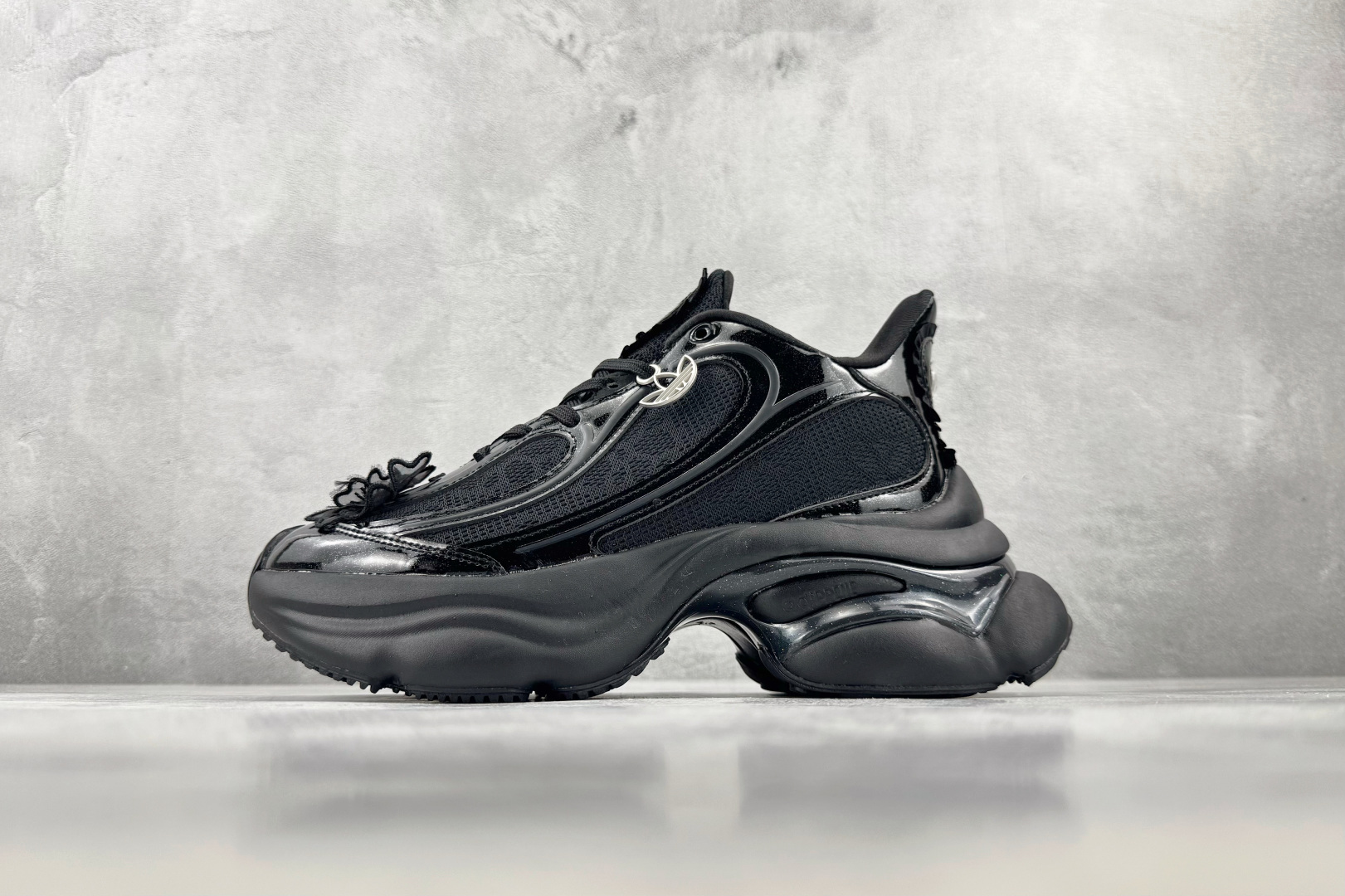 R版 出口订单 adidas originals Ozvenuz 黑色 货号：HQ2677 尺码：35.5 36 36.