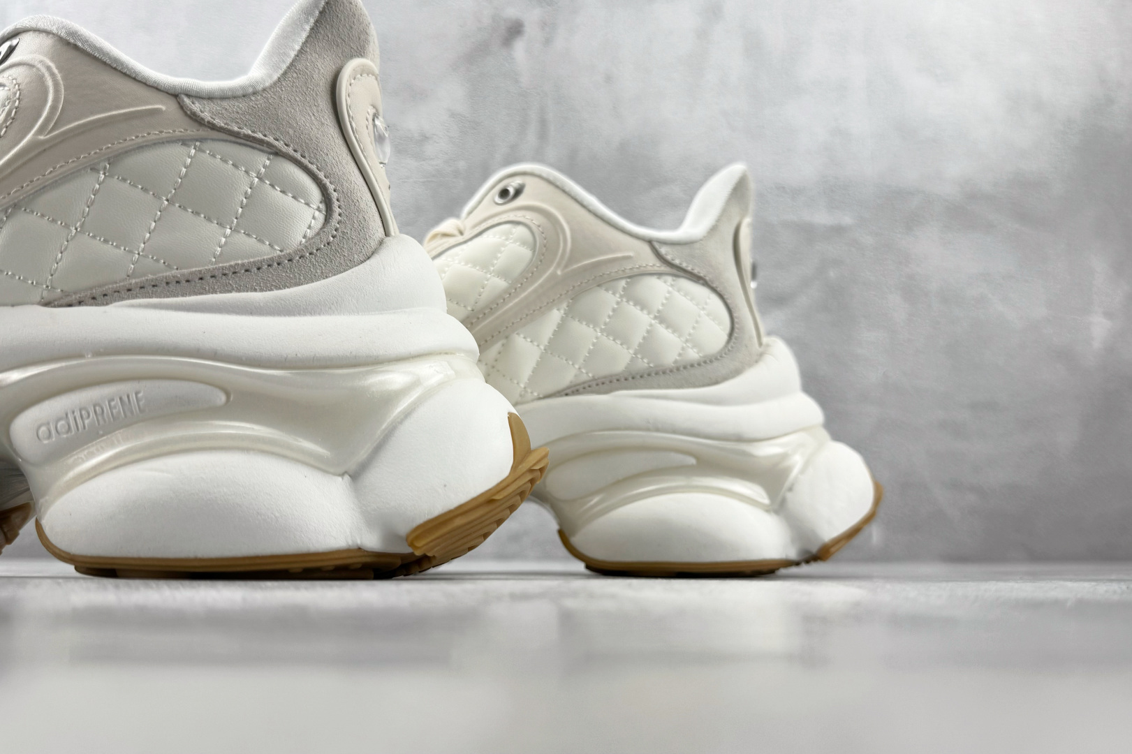 R版 出口订单 adidas originals Ozvenuz 米白 货号：HQ2643 尺码：35.5 36 36.