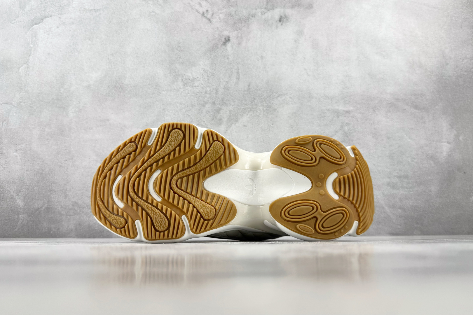 R版 出口订单 adidas originals Ozvenuz 米白 货号：HQ2643 尺码：35.5 36 36.