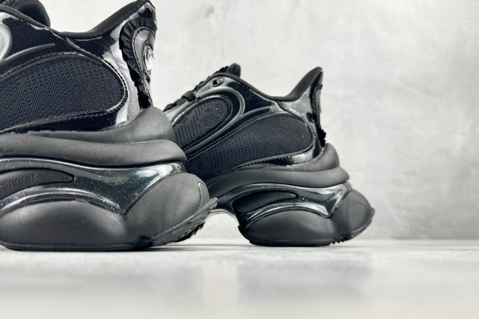 R版 出口订单 adidas originals Ozvenuz 黑色 货号：HQ2677 尺码：35.5 36 36.