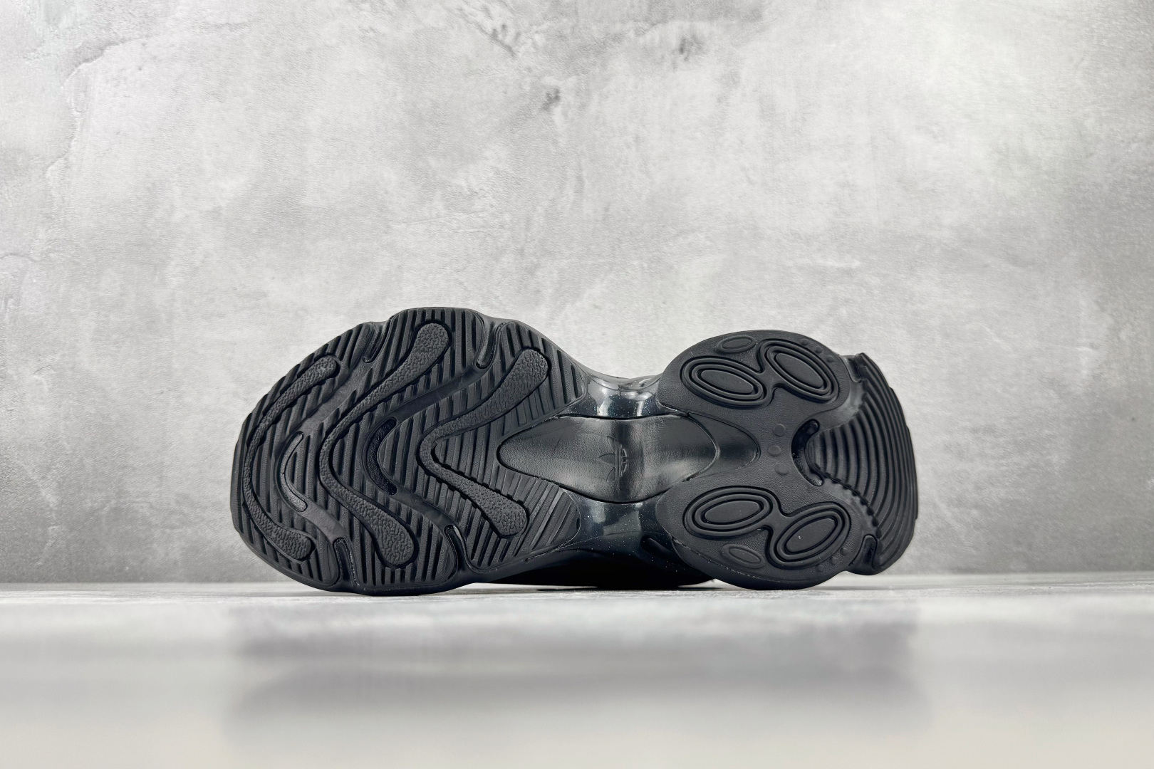 R版 出口订单 adidas originals Ozvenuz 黑色 货号：HQ2677 尺码：35.5 36 36.