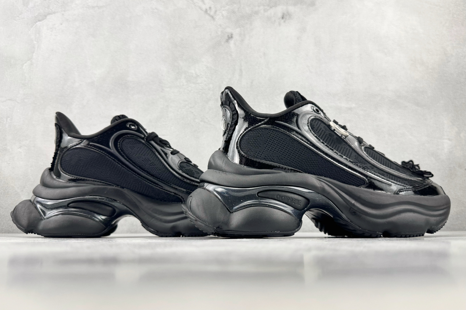 R版 出口订单 adidas originals Ozvenuz 黑色 货号：HQ2677 尺码：35.5 36 36.