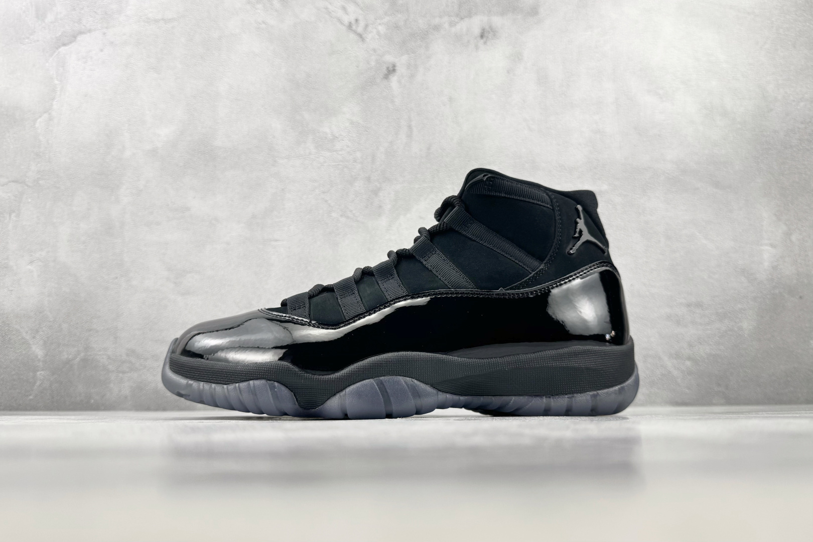 Y3 Jordan Air Jordan 11 retro cap and gown 黑武士 货号:-005 尺码:36 Y3 Jordan Air Jordan 11 retro cap and gown 黑武士 货号:-005 尺码:36
