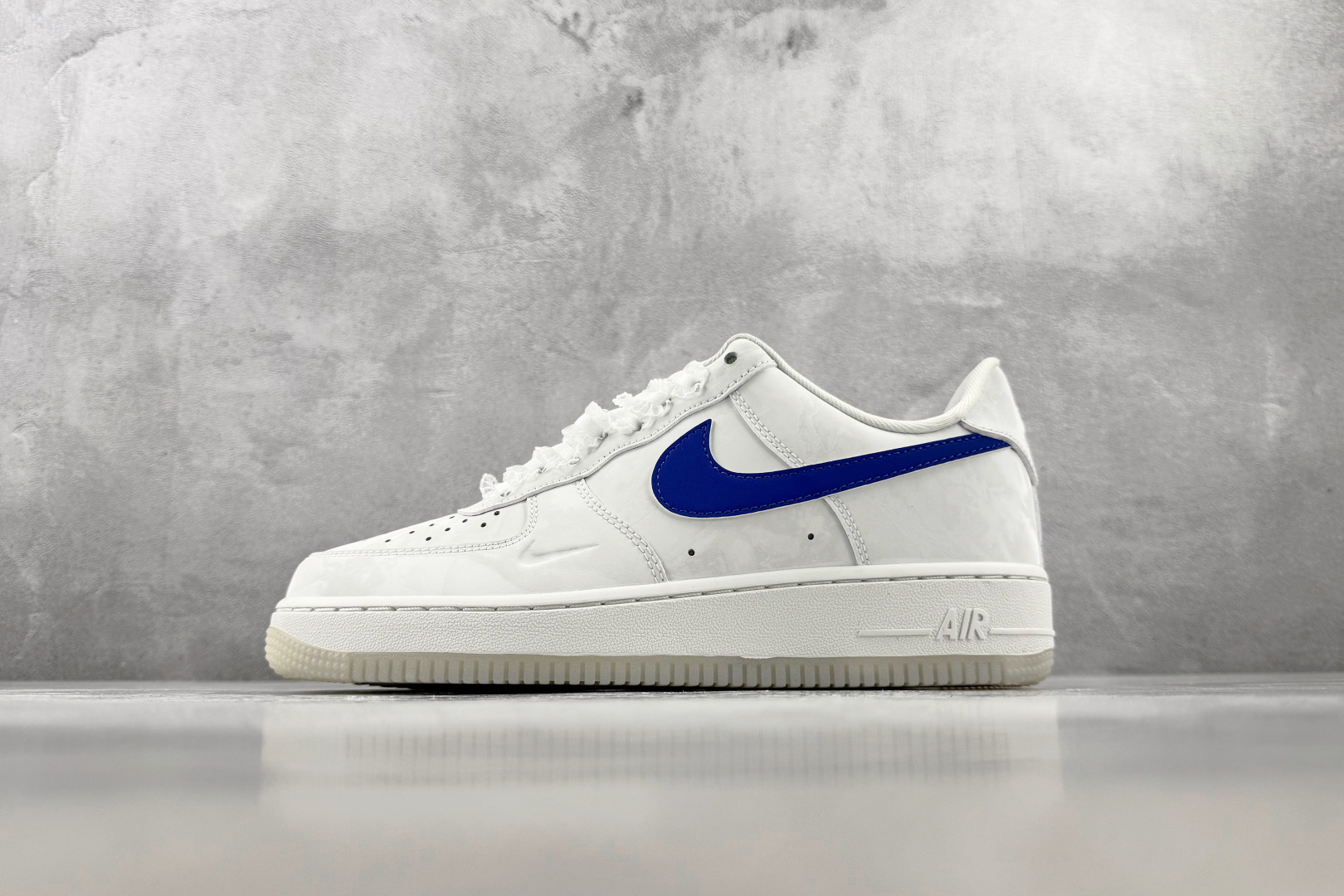 3A Nike Air Force 1 '07 LV8 白蓝色 货号:IW1235-121 尺码:36 36.5 37 3A Nike Air Force 1 '07 LV8 白蓝色 货号:IW1235-121 尺码:36 36.5 37