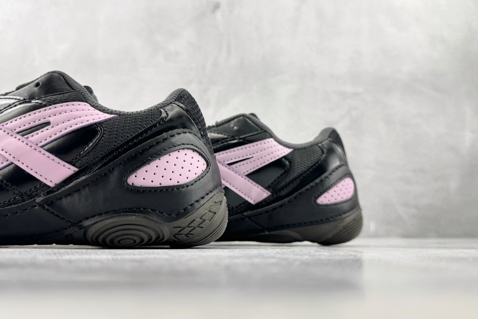F 版 ASICS Hypersync 黑紫 货号：1203A879-021 尺码：36 36.5 37 38.5 39