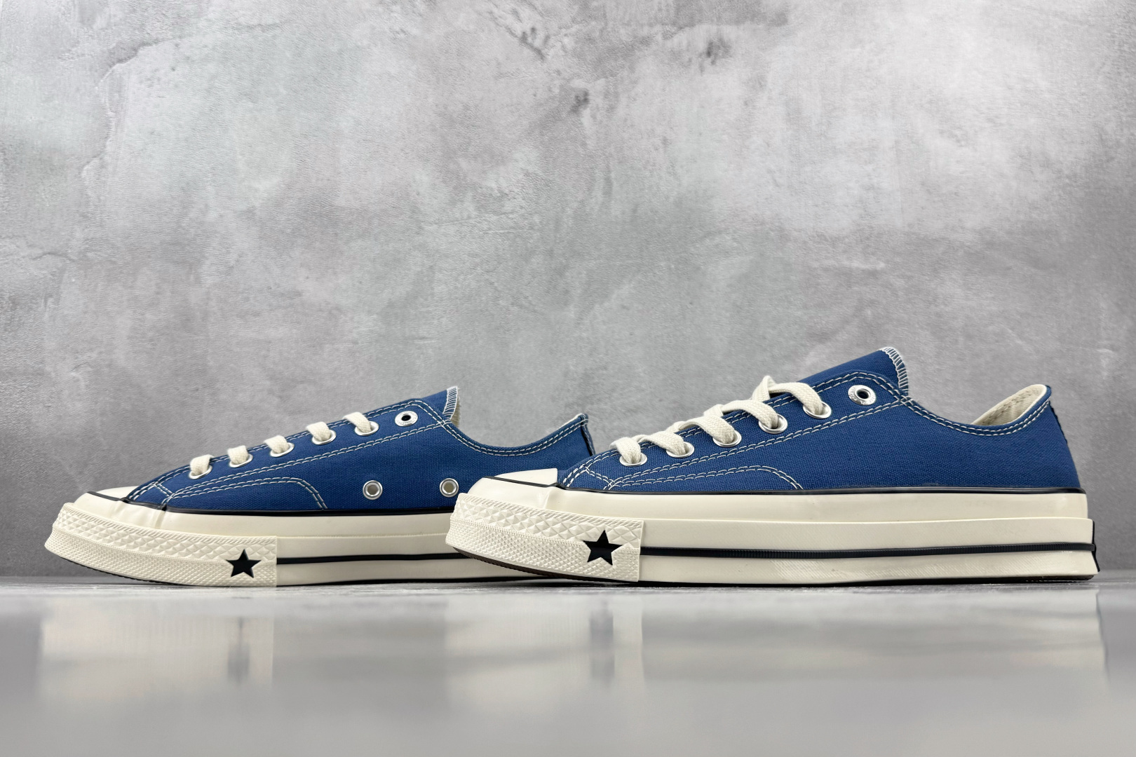 H版 Converse CHUCK 70 X 柔雾蓝色 • 重磅帆布:采用12盎司高密度棉帆布,不易变形,透气性好 • H版 Converse CHUCK 70 X 柔雾蓝色 • 重磅帆布:采用12盎司高密度棉帆布,不易变形,透气性好 •