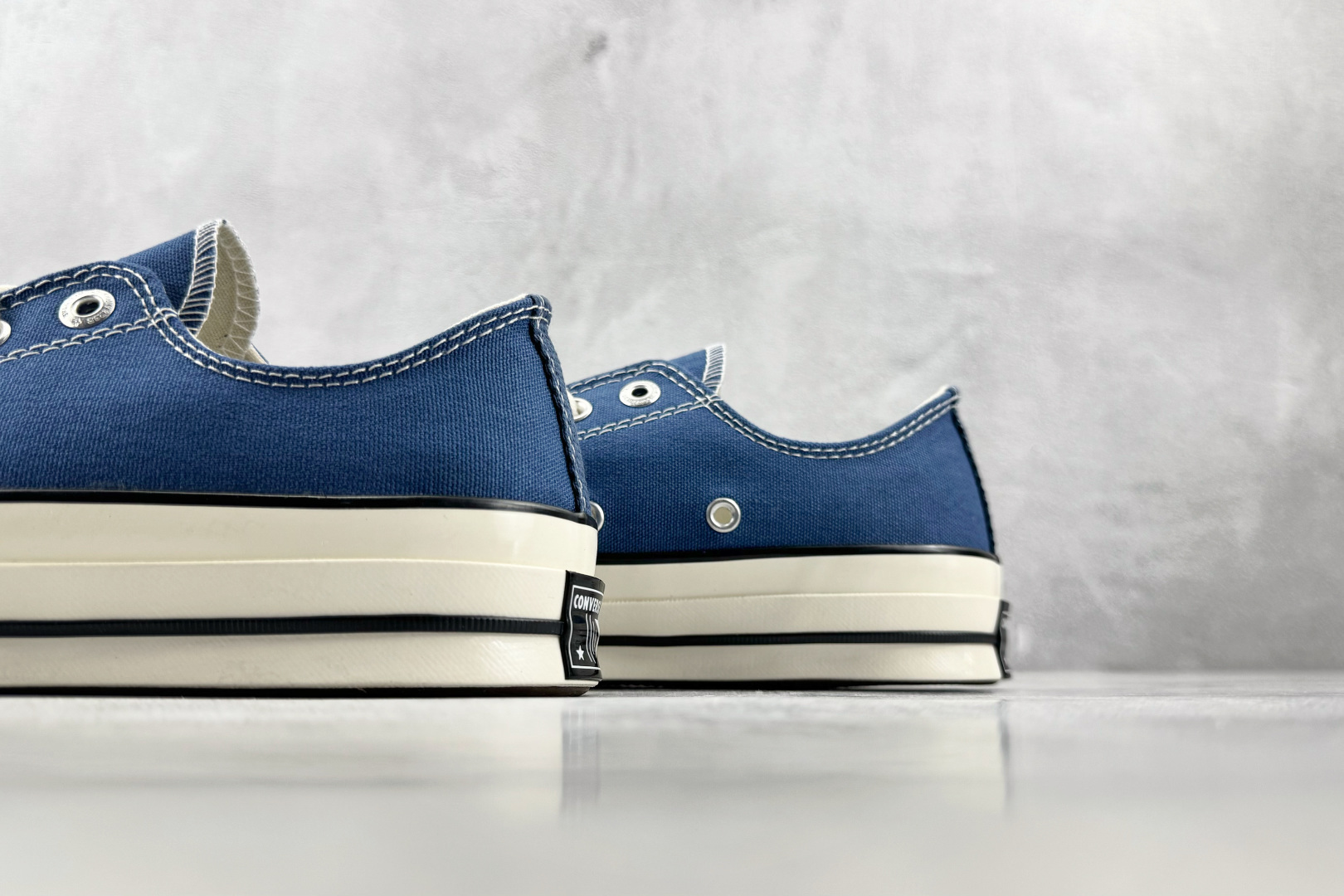 H版 Converse CHUCK 70 X 柔雾蓝色 • 重磅帆布:采用12盎司高密度棉帆布,不易变形,透气性好 • H版 Converse CHUCK 70 X 柔雾蓝色 • 重磅帆布:采用12盎司高密度棉帆布,不易变形,透气性好 •
