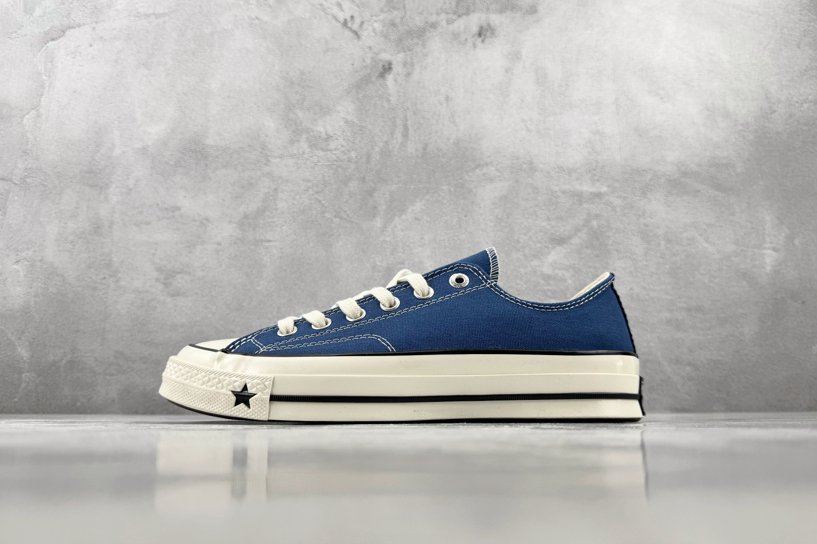 H版 Converse CHUCK 70 X 柔雾蓝色 • 重磅帆布:采用12盎司高密度棉帆布,不易变形,透气性好 • H版 Converse CHUCK 70 X 柔雾蓝色 • 重磅帆布:采用12盎司高密度棉帆布,不易变形,透气性好 •