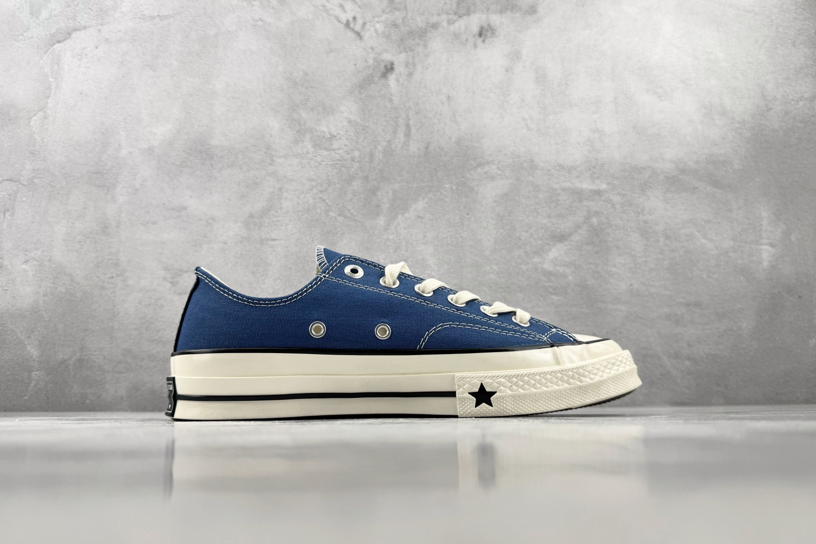 H版 Converse CHUCK 70 X 柔雾蓝色 • 重磅帆布:采用12盎司高密度棉帆布,不易变形,透气性好 • H版 Converse CHUCK 70 X 柔雾蓝色 • 重磅帆布:采用12盎司高密度棉帆布,不易变形,透气性好 •