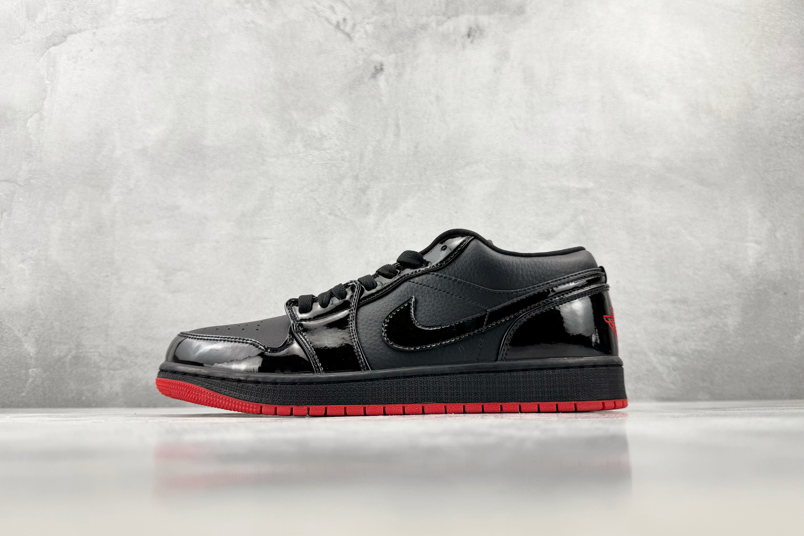 K版 综合版 Jordan Air Jordan 1 黑红 货号:DD1660 001 尺码:36 36.5 37.5 K版 综合版 Jordan Air Jordan 1 黑红 货号:DD1660 001 尺码:36 36.5 37.5