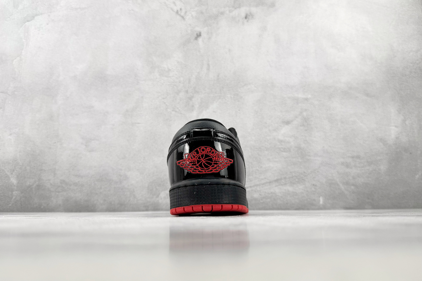 K版 综合版 Jordan Air Jordan 1 黑红 货号:DD1660 001 尺码:36 36.5 37.5 K版 综合版 Jordan Air Jordan 1 黑红 货号:DD1660 001 尺码:36 36.5 37.5