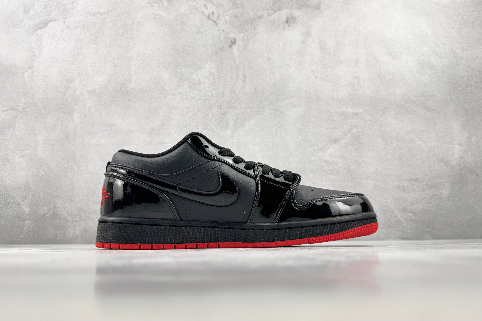 K版 综合版 Jordan Air Jordan 1 黑红 货号:DD1660 001 尺码:36 36.5 37.5 K版 综合版 Jordan Air Jordan 1 黑红 货号:DD1660 001 尺码:36 36.5 37.5