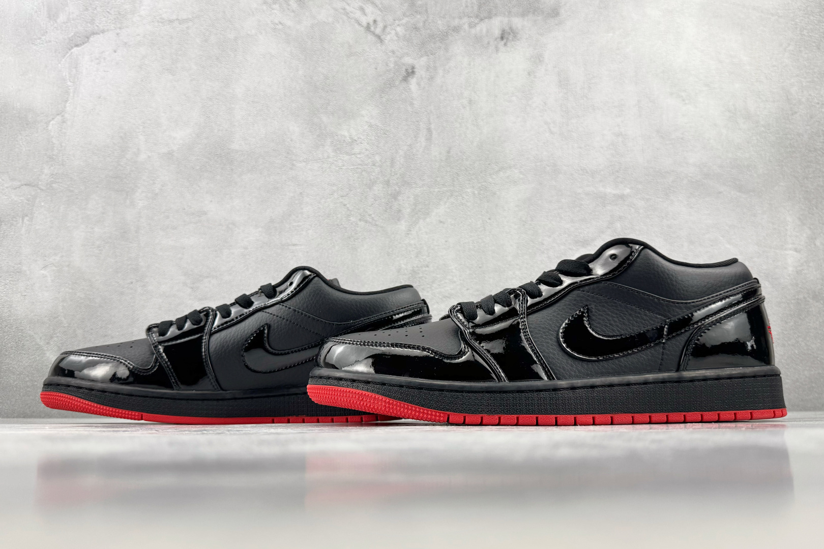 K版 综合版 Jordan Air Jordan 1 黑红 货号:DD1660 001 尺码:36 36.5 37.5 K版 综合版 Jordan Air Jordan 1 黑红 货号:DD1660 001 尺码:36 36.5 37.5