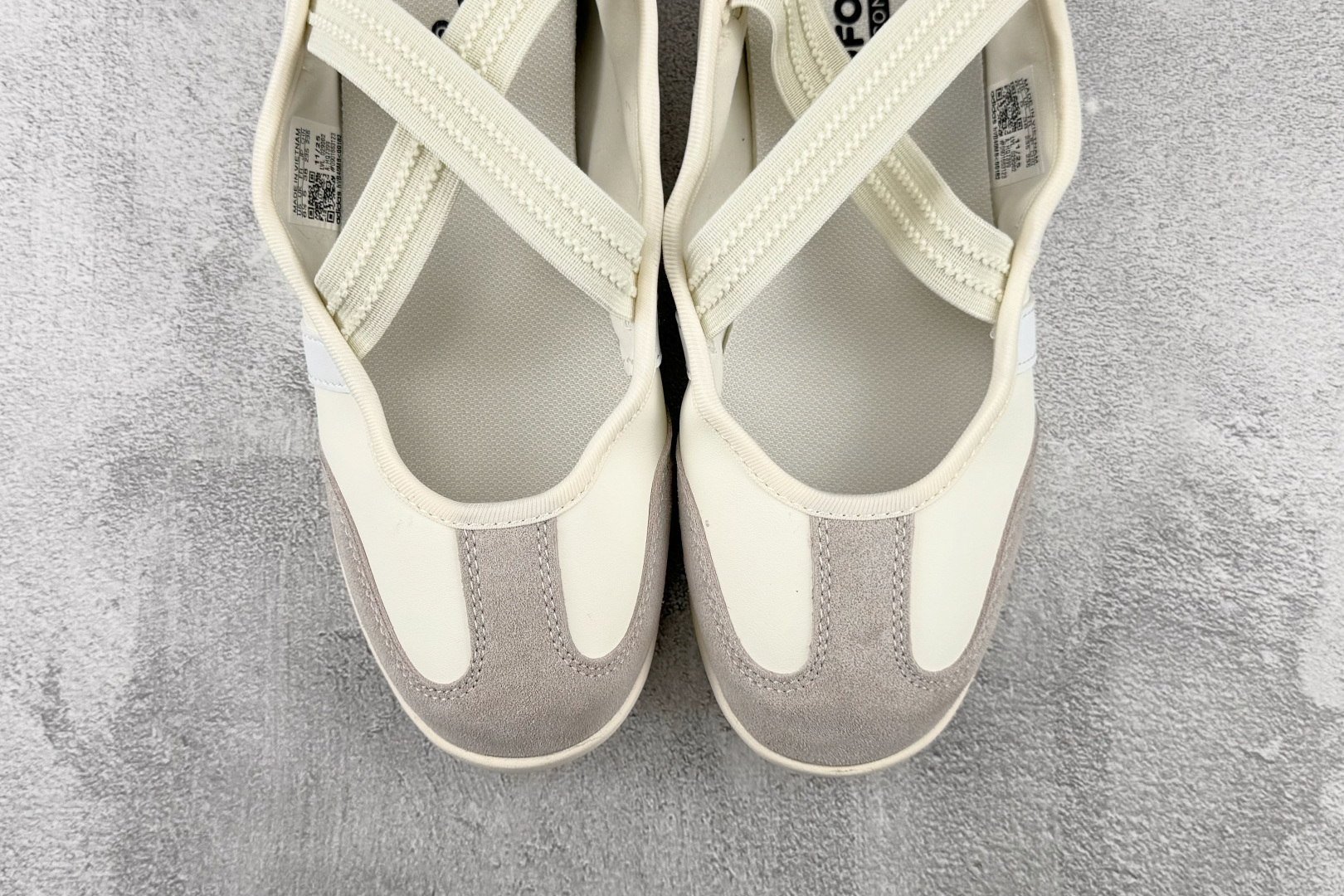 R 版出口订单 adidas BARREDA 米色 货号:HQ7399 尺码:35.5 36 36.5 37.5 38 R 版出口订单 adidas BARREDA 米色 货号:HQ7399 尺码:35.5 36 36.5 37.5 38