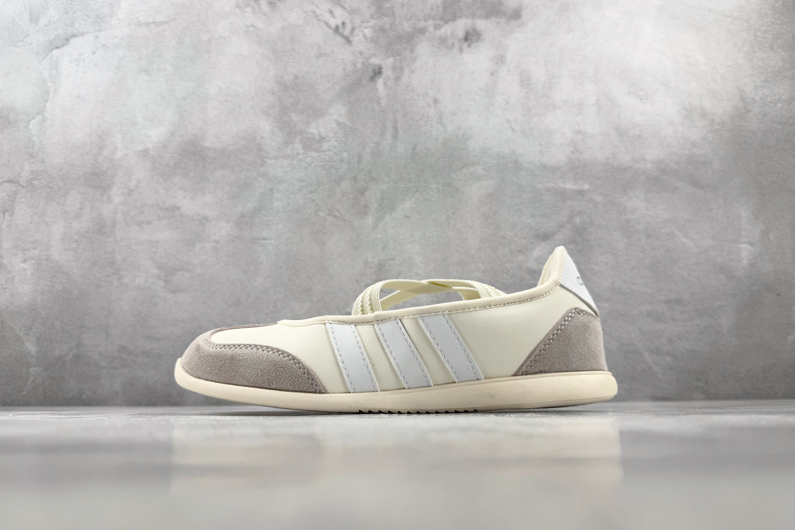 R 版出口订单 adidas BARREDA 米色 货号:HQ7399 尺码:35.5 36 36.5 37.5 38 R 版出口订单 adidas BARREDA 米色 货号:HQ7399 尺码:35.5 36 36.5 37.5 38