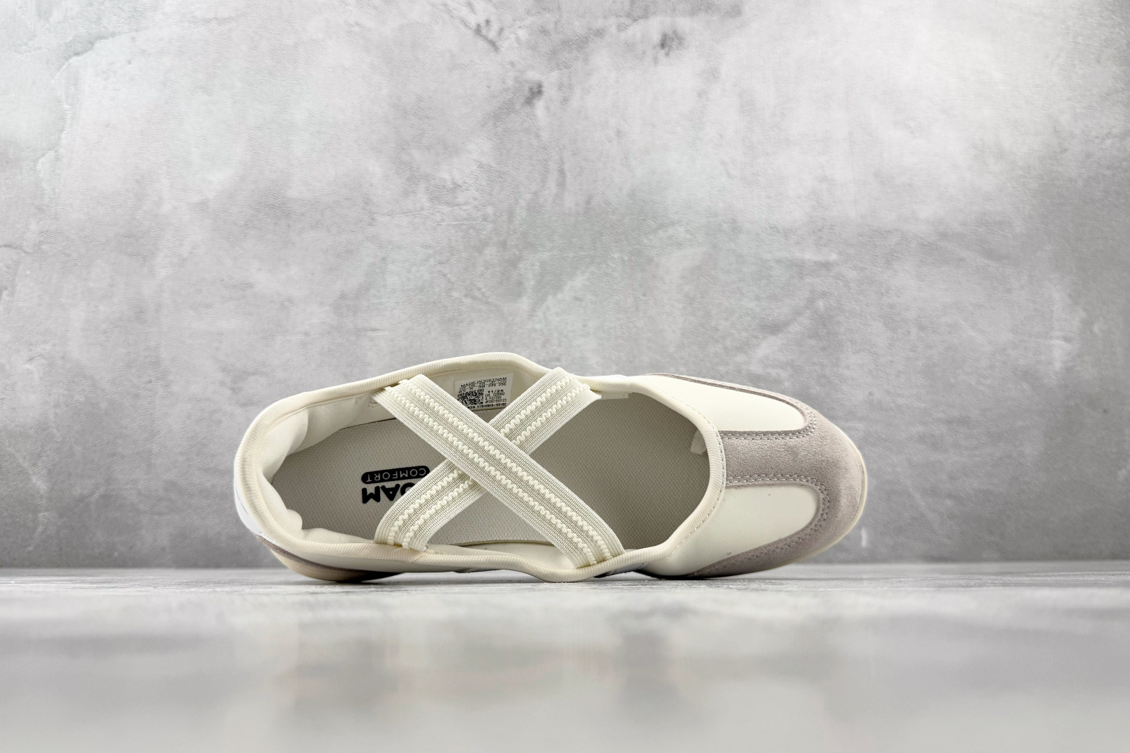 R 版出口订单 adidas BARREDA 米色 货号:HQ7399 尺码:35.5 36 36.5 37.5 38 R 版出口订单 adidas BARREDA 米色 货号:HQ7399 尺码:35.5 36 36.5 37.5 38