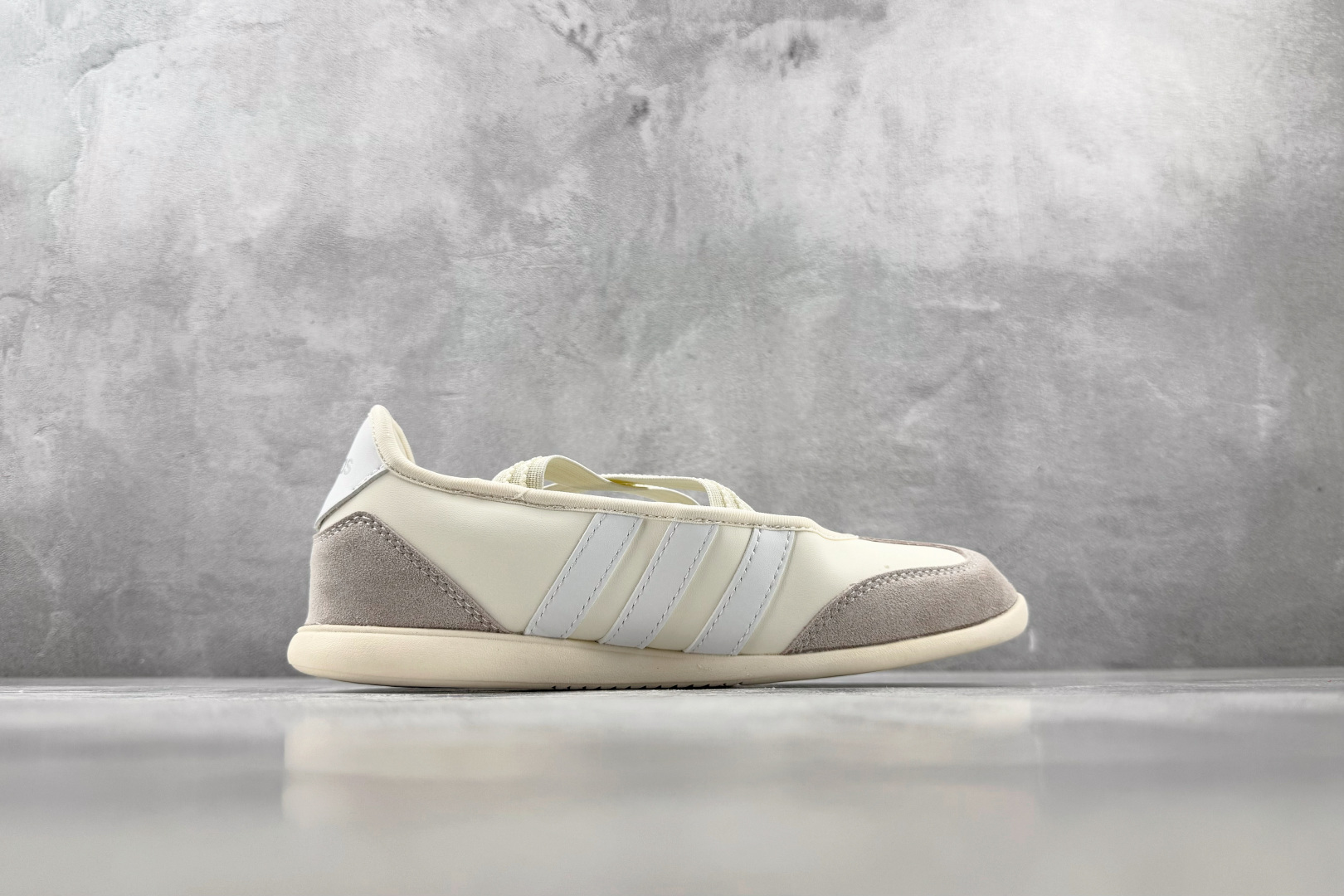 R 版出口订单 adidas BARREDA 米色 货号:HQ7399 尺码:35.5 36 36.5 37.5 38 R 版出口订单 adidas BARREDA 米色 货号:HQ7399 尺码:35.5 36 36.5 37.5 38