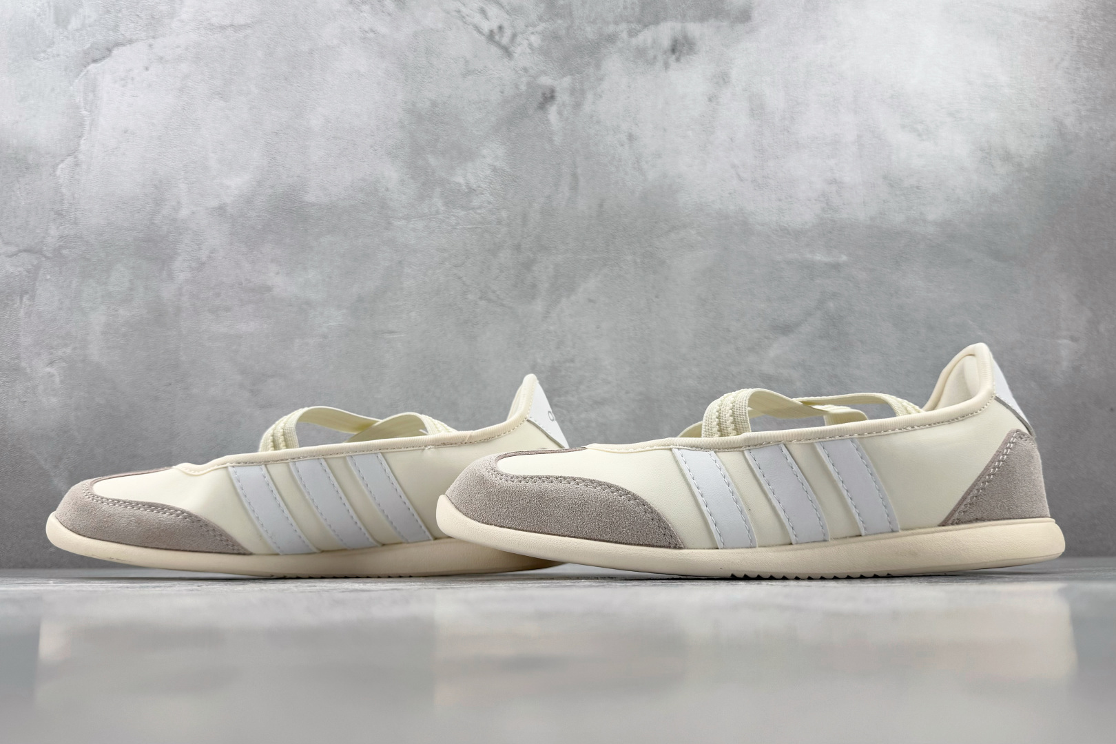 R 版出口订单 adidas BARREDA 米色 货号:HQ7399 尺码:35.5 36 36.5 37.5 38 R 版出口订单 adidas BARREDA 米色 货号:HQ7399 尺码:35.5 36 36.5 37.5 38