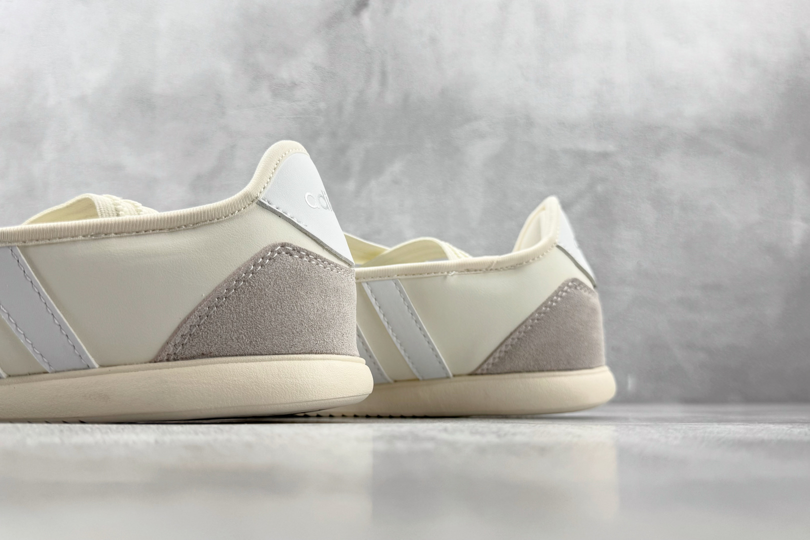 R 版出口订单 adidas BARREDA 米色 货号:HQ7399 尺码:35.5 36 36.5 37.5 38 R 版出口订单 adidas BARREDA 米色 货号:HQ7399 尺码:35.5 36 36.5 37.5 38