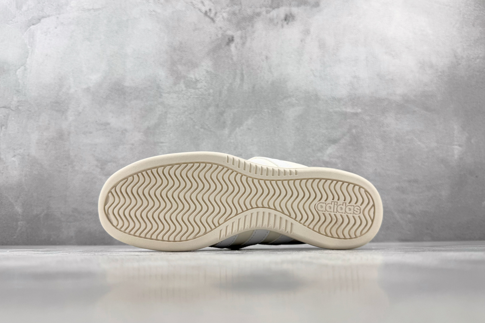 R 版出口订单 adidas BARREDA 米色 货号:HQ7399 尺码:35.5 36 36.5 37.5 38 R 版出口订单 adidas BARREDA 米色 货号:HQ7399 尺码:35.5 36 36.5 37.5 38