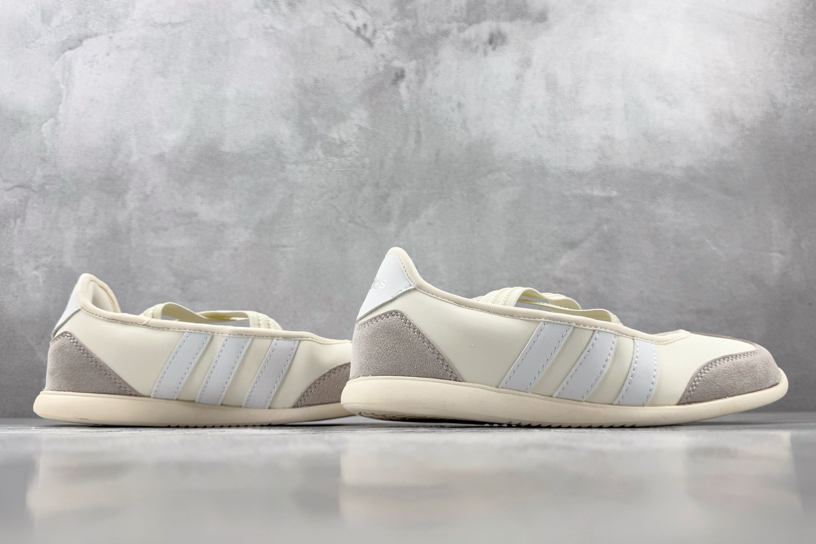 R 版出口订单 adidas BARREDA 米色 货号:HQ7399 尺码:35.5 36 36.5 37.5 38 R 版出口订单 adidas BARREDA 米色 货号:HQ7399 尺码:35.5 36 36.5 37.5 38