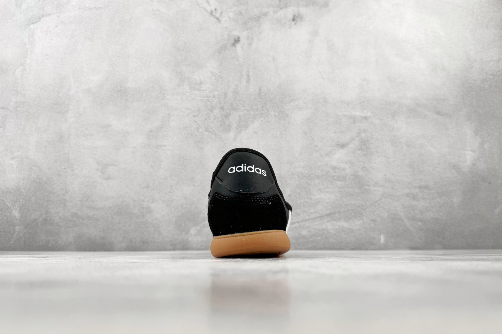 R 版出口订单 adidas BARREDA 炭黑 货号:LA4273 尺码:35.5 36 36.5 37.5 38 R 版出口订单 adidas BARREDA 炭黑 货号:LA4273 尺码:35.5 36 36.5 37.5 38
