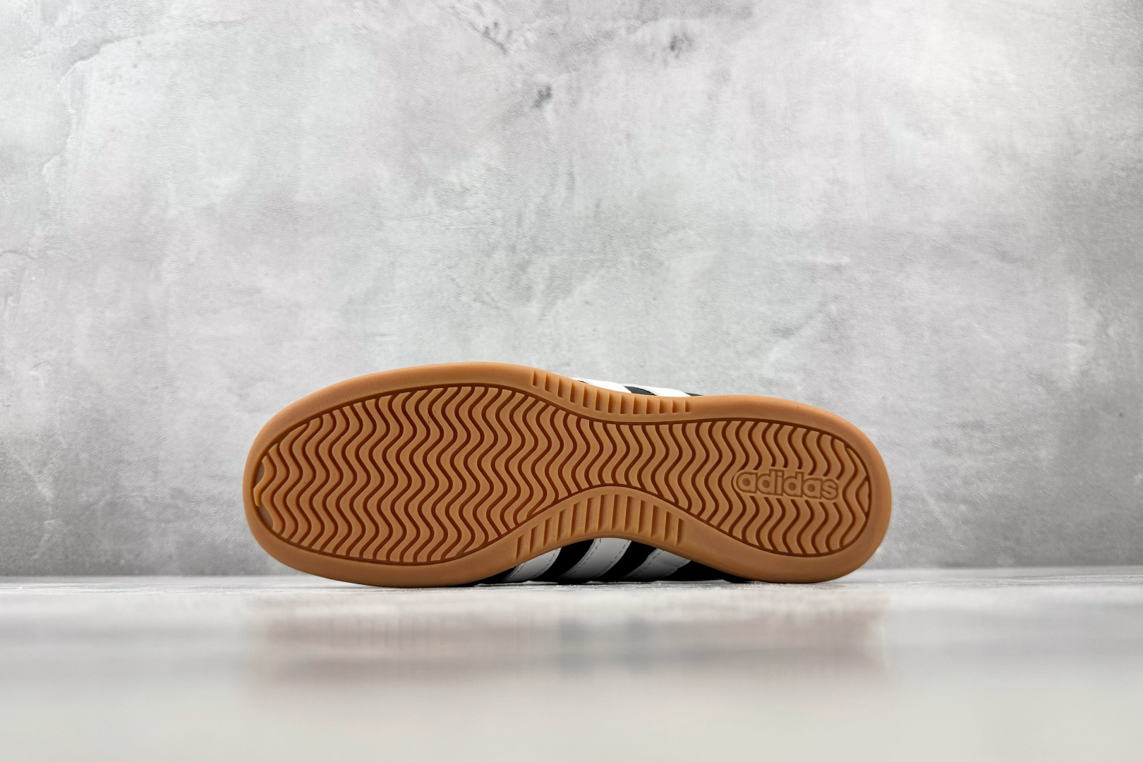 R 版出口订单 adidas BARREDA 炭黑 货号:LA4273 尺码:35.5 36 36.5 37.5 38 R 版出口订单 adidas BARREDA 炭黑 货号:LA4273 尺码:35.5 36 36.5 37.5 38