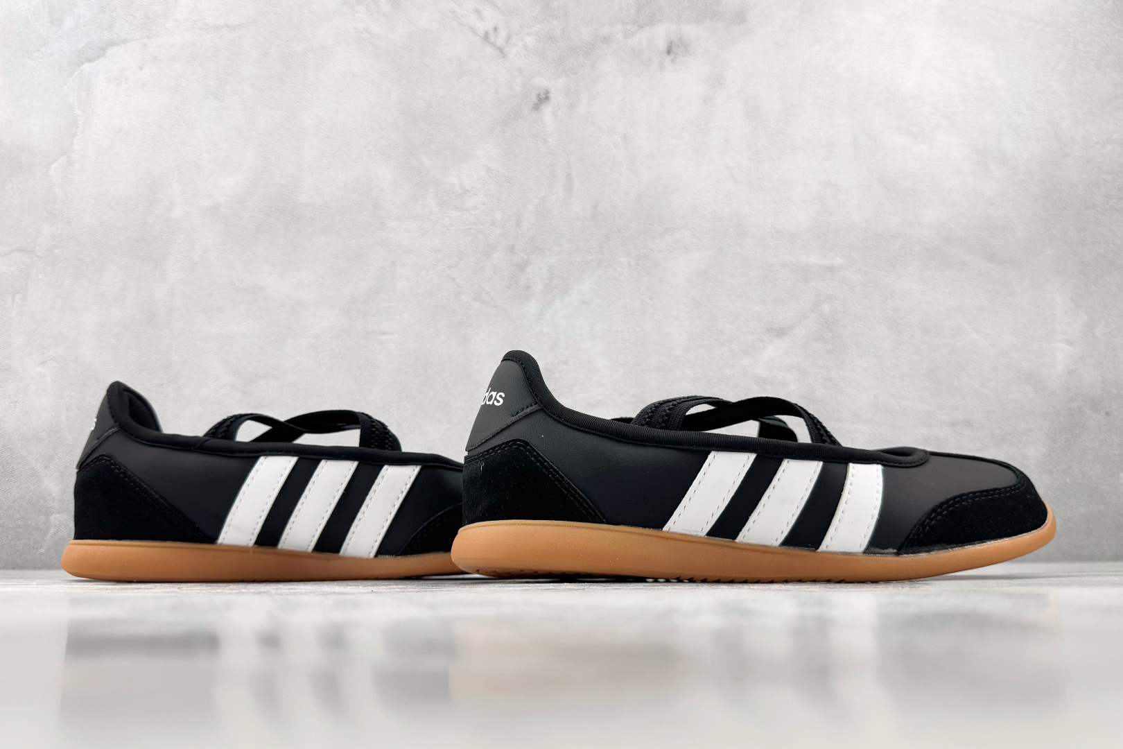 R 版出口订单 adidas BARREDA 炭黑 货号:LA4273 尺码:35.5 36 36.5 37.5 38 R 版出口订单 adidas BARREDA 炭黑 货号:LA4273 尺码:35.5 36 36.5 37.5 38