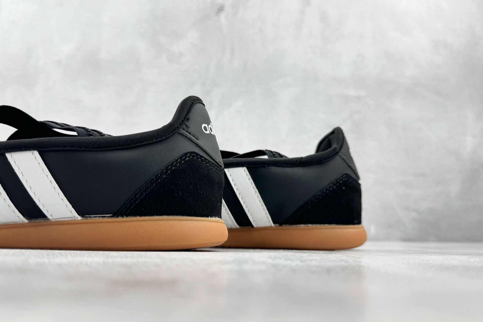 R 版出口订单 adidas BARREDA 炭黑 货号:LA4273 尺码:35.5 36 36.5 37.5 38 R 版出口订单 adidas BARREDA 炭黑 货号:LA4273 尺码:35.5 36 36.5 37.5 38