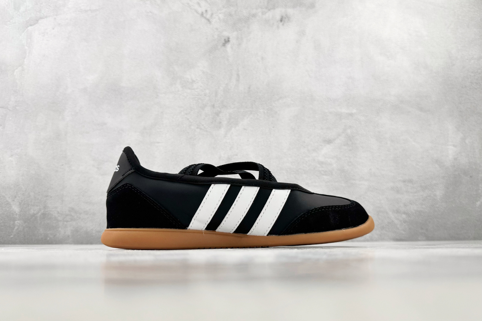 R 版出口订单 adidas BARREDA 炭黑 货号:LA4273 尺码:35.5 36 36.5 37.5 38 R 版出口订单 adidas BARREDA 炭黑 货号:LA4273 尺码:35.5 36 36.5 37.5 38