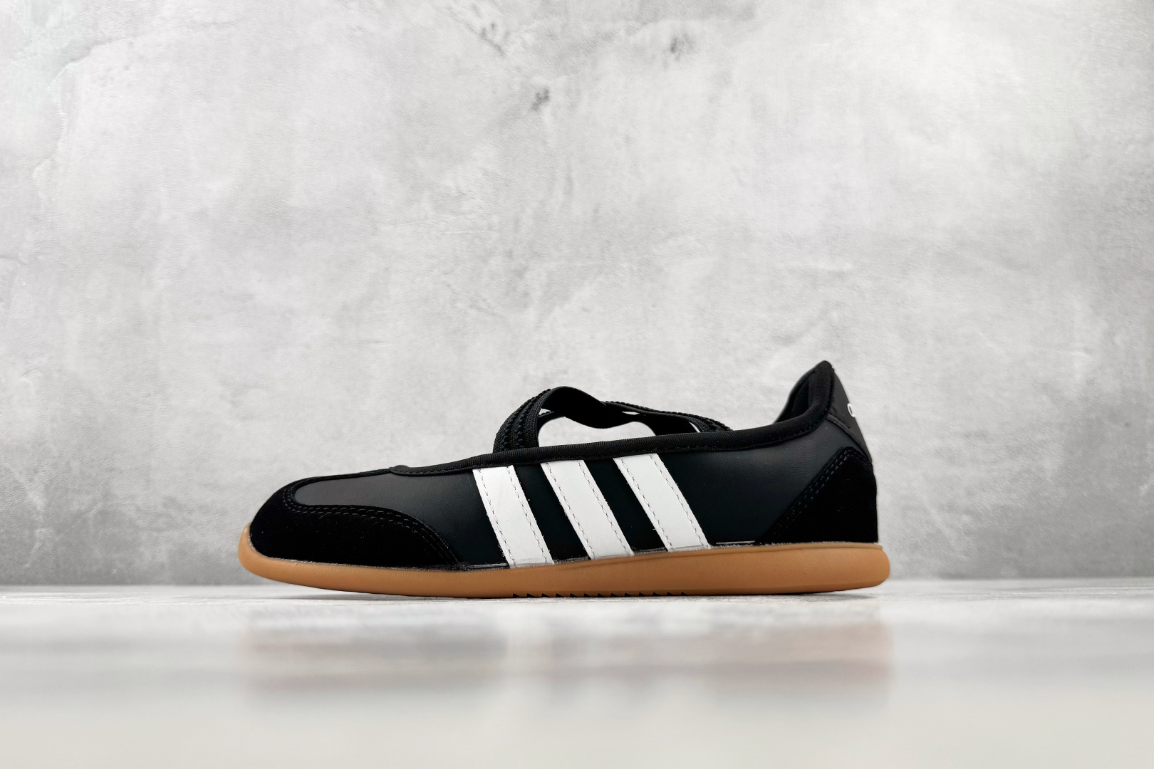 R 版出口订单 adidas BARREDA 炭黑 货号:LA4273 尺码:35.5 36 36.5 37.5 38 R 版出口订单 adidas BARREDA 炭黑 货号:LA4273 尺码:35.5 36 36.5 37.5 38