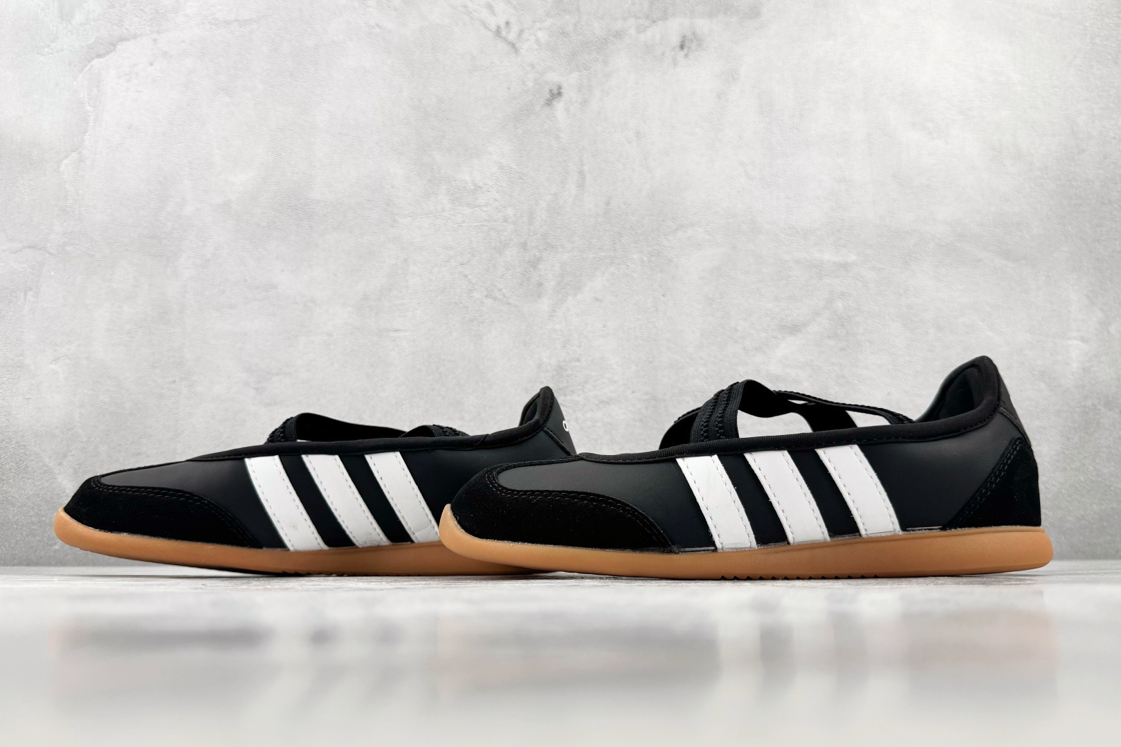 R 版出口订单 adidas BARREDA 炭黑 货号:LA4273 尺码:35.5 36 36.5 37.5 38 R 版出口订单 adidas BARREDA 炭黑 货号:LA4273 尺码:35.5 36 36.5 37.5 38