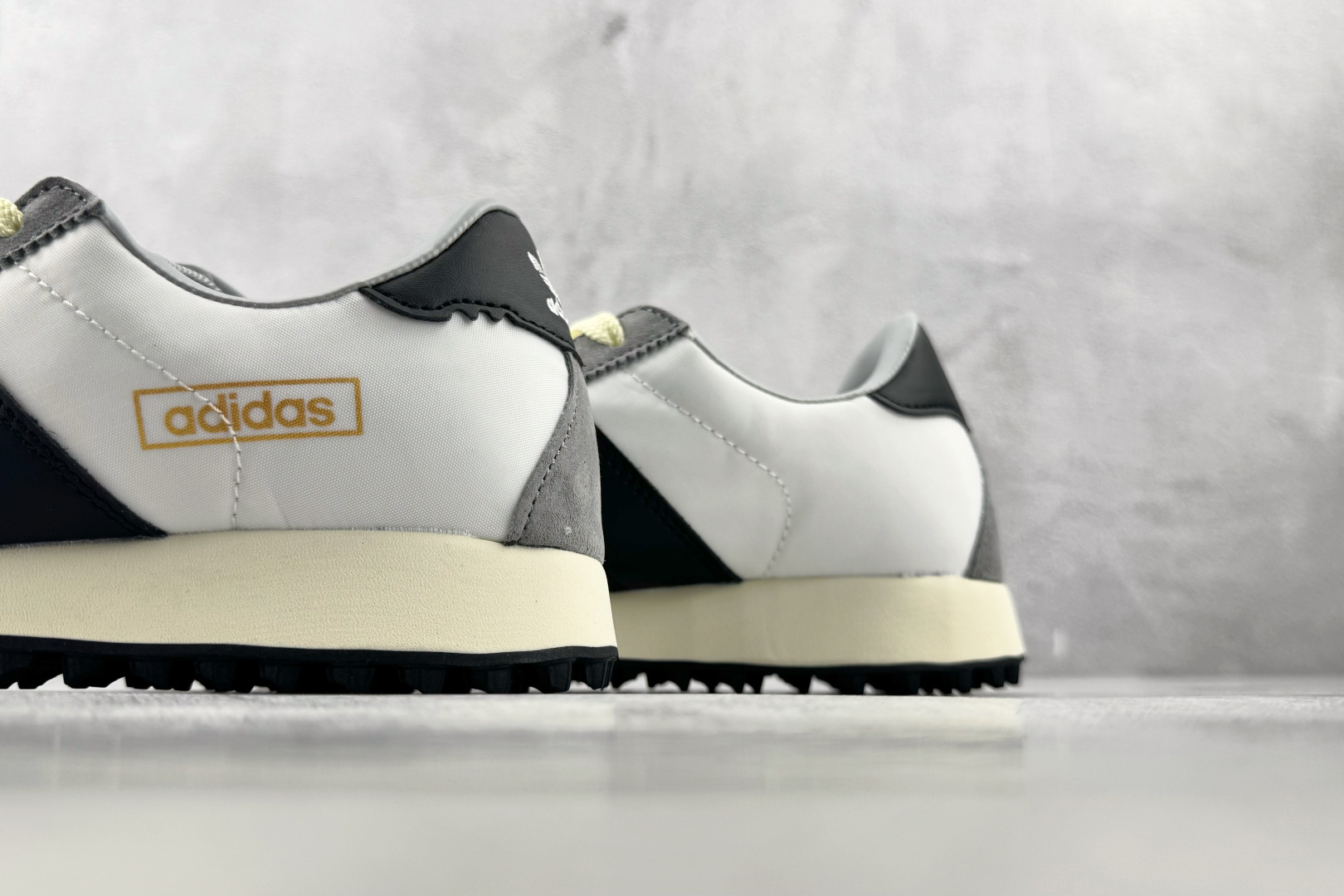 R 版出口订单 adidas originals BW RUN 白色 货号:KJ7941 尺码:35.5 36 36.5 R 版出口订单 adidas originals BW RUN 白色 货号:KJ7941 尺码:35.5 36 36.5