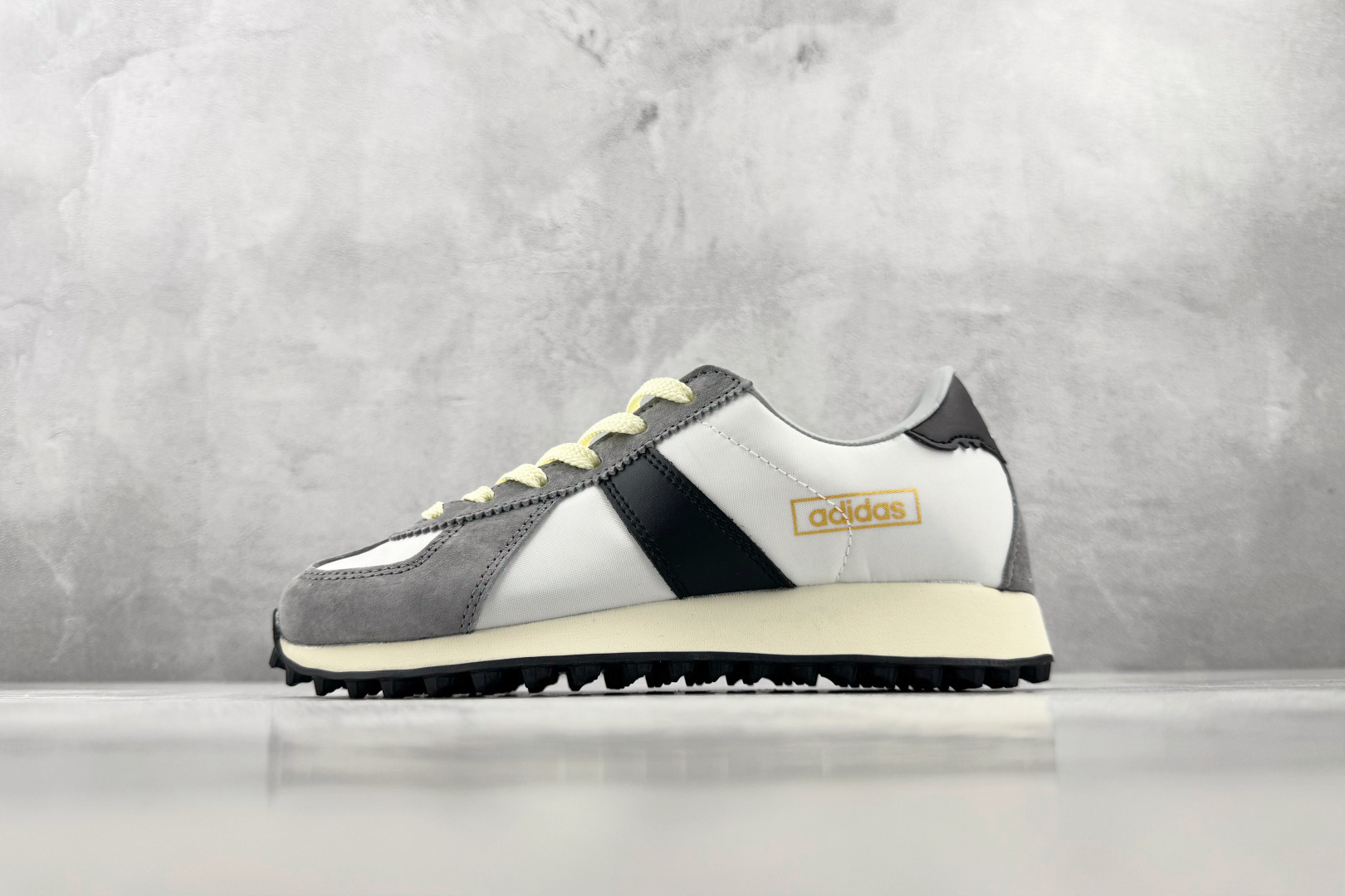 R 版出口订单 adidas originals BW RUN 白色 货号:KJ7941 尺码:35.5 36 36.5 R 版出口订单 adidas originals BW RUN 白色 货号:KJ7941 尺码:35.5 36 36.5