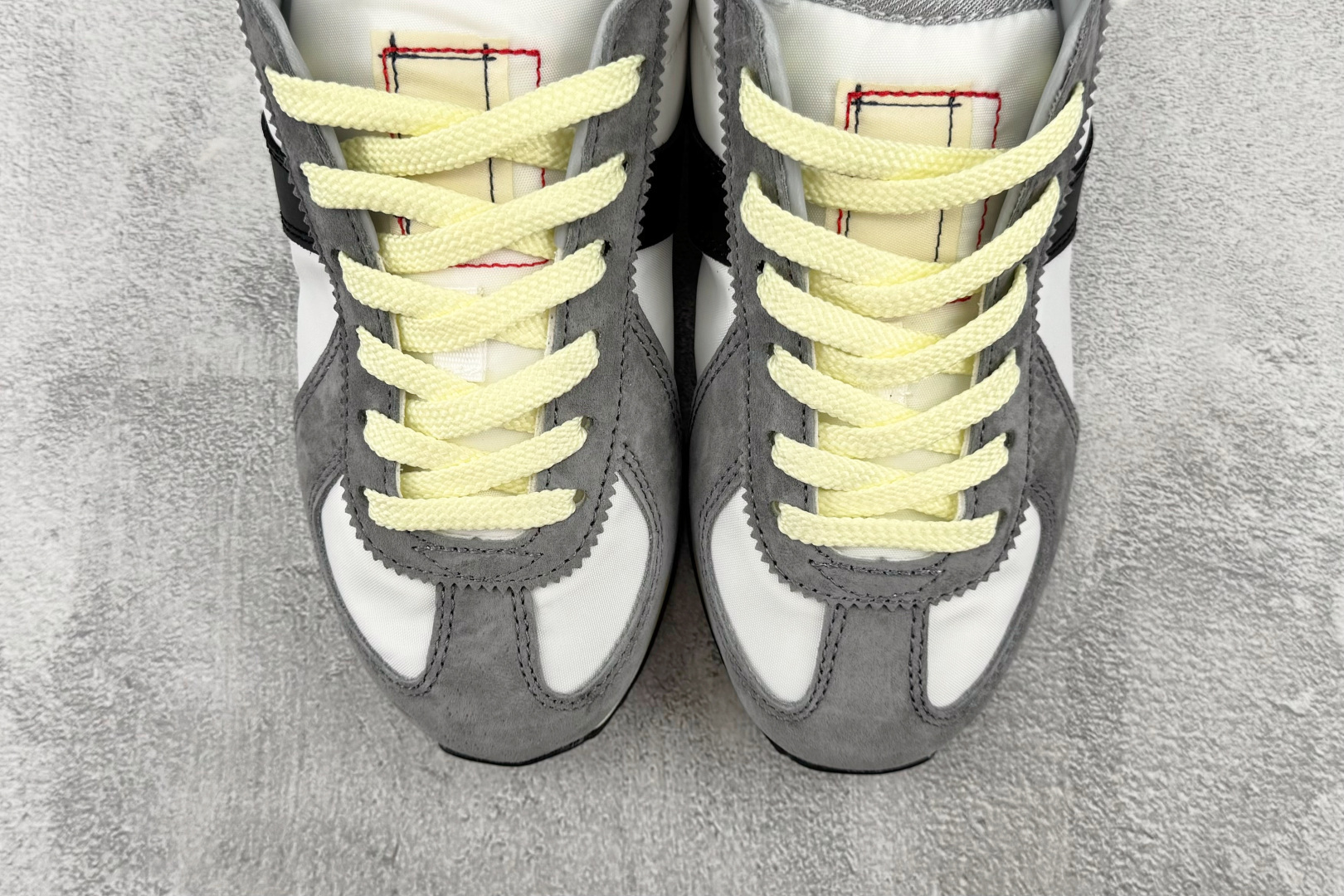 R 版出口订单 adidas originals BW RUN 白色 货号:KJ7941 尺码:35.5 36 36.5 R 版出口订单 adidas originals BW RUN 白色 货号:KJ7941 尺码:35.5 36 36.5