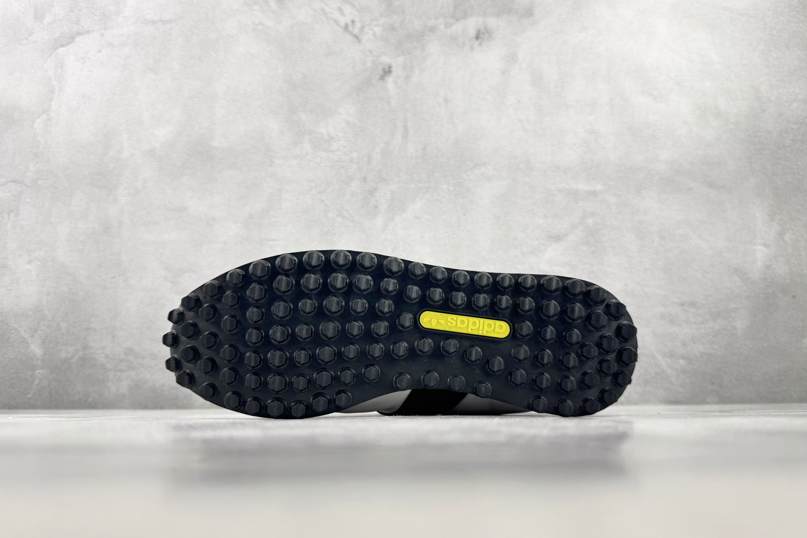 R 版出口订单 adidas originals BW RUN 白色 货号:KJ7941 尺码:35.5 36 36.5 R 版出口订单 adidas originals BW RUN 白色 货号:KJ7941 尺码:35.5 36 36.5