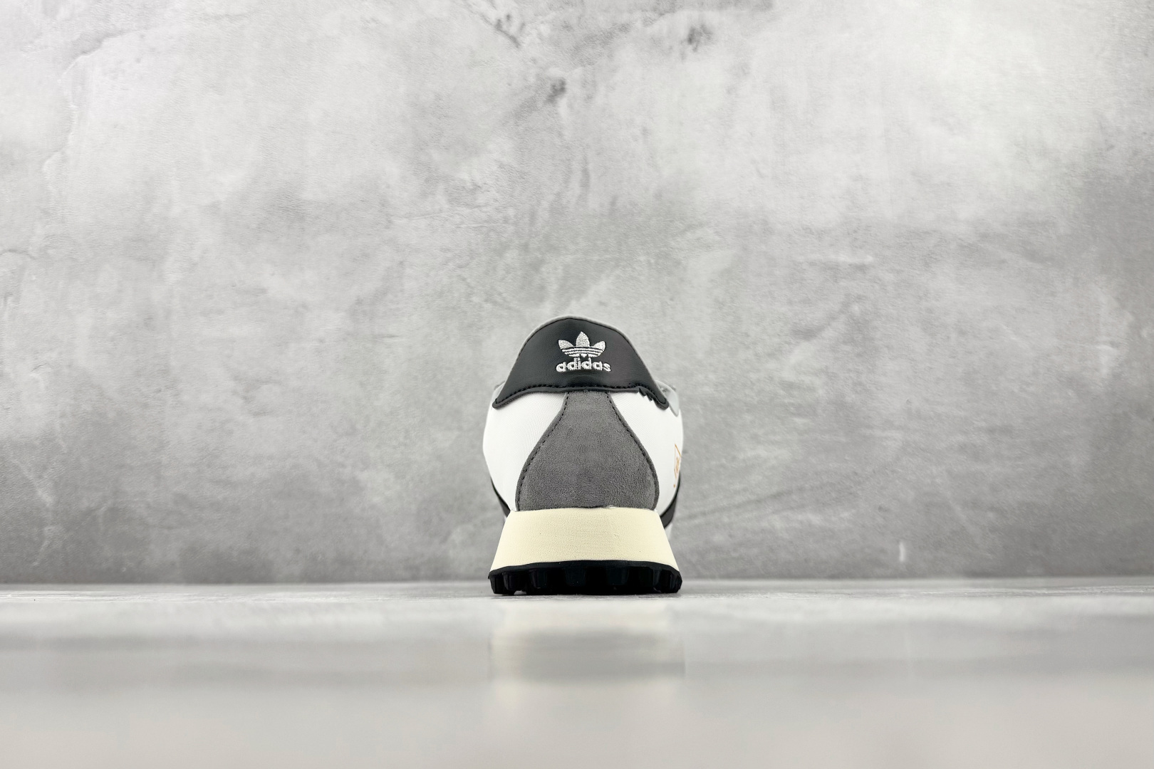 R 版出口订单 adidas originals BW RUN 白色 货号:KJ7941 尺码:35.5 36 36.5 R 版出口订单 adidas originals BW RUN 白色 货号:KJ7941 尺码:35.5 36 36.5