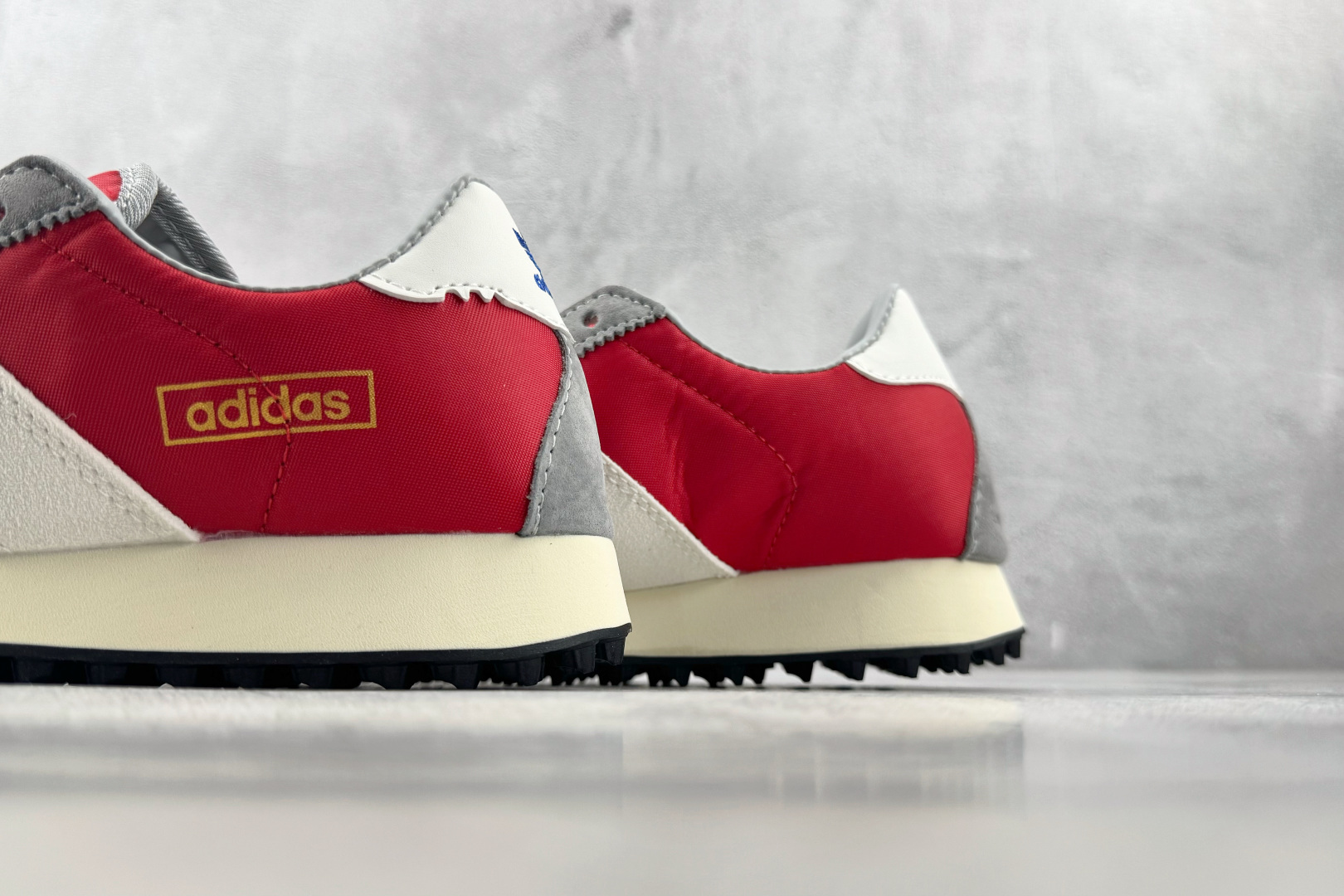 R 版出口订单 adidas originals BW RUN 红色 货号:KH6074 尺码:35.5 36 36.5 R 版出口订单 adidas originals BW RUN 红色 货号:KH6074 尺码:35.5 36 36.5
