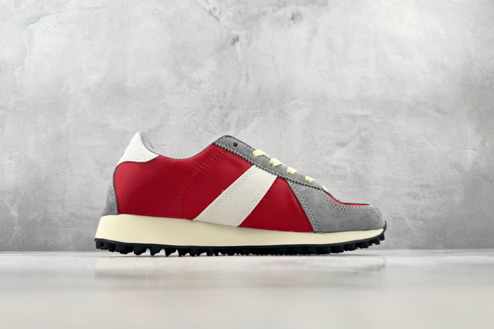 R 版出口订单 adidas originals BW RUN 红色 货号:KH6074 尺码:35.5 36 36.5 R 版出口订单 adidas originals BW RUN 红色 货号:KH6074 尺码:35.5 36 36.5