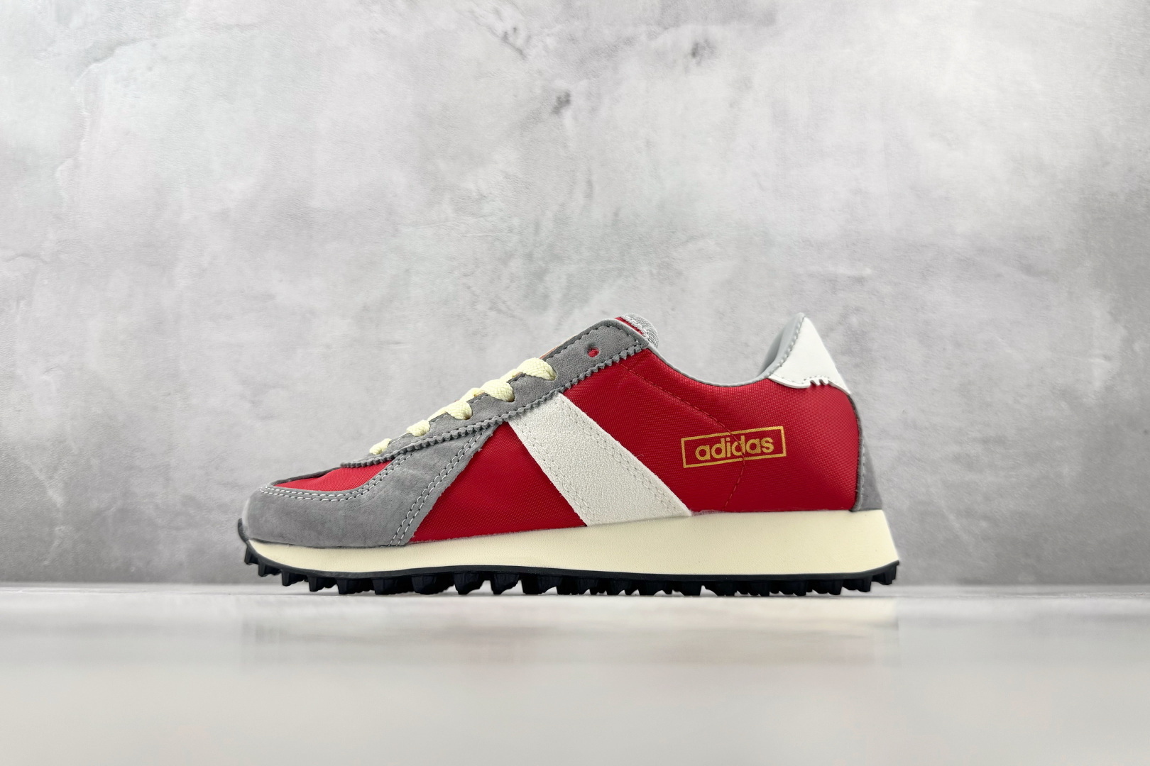 R 版出口订单 adidas originals BW RUN 红色 货号:KH6074 尺码:35.5 36 36.5 R 版出口订单 adidas originals BW RUN 红色 货号:KH6074 尺码:35.5 36 36.5