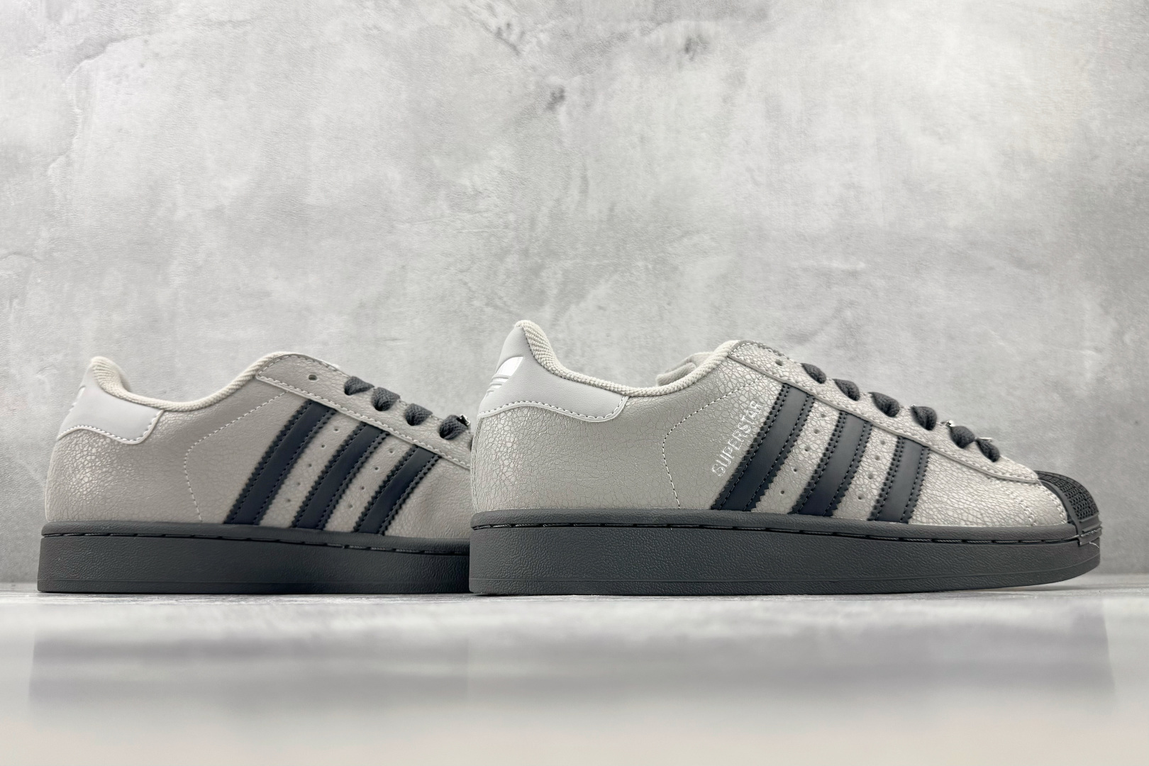 XP/H11 平台专供 adidas originals Superstar 2 浅灰 货号: IH1629 尺码:35 XP/H11 平台专供 adidas originals Superstar 2 浅灰 货号: IH1629 尺码:35