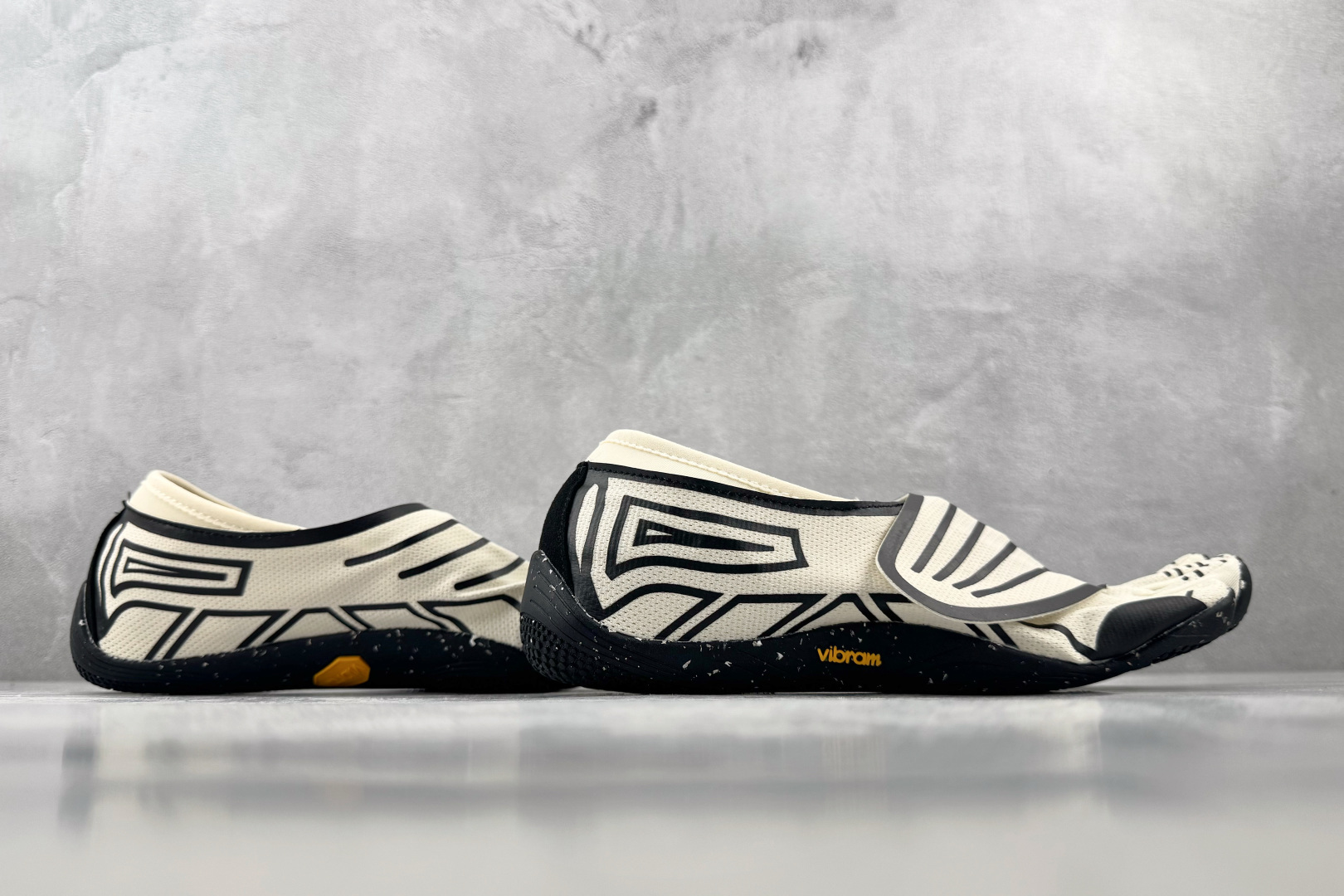 HG 品质升级 Vibram 五指鞋 Groundsplay 白黑色 货号：26M8805 尺码：35 36 36.5 