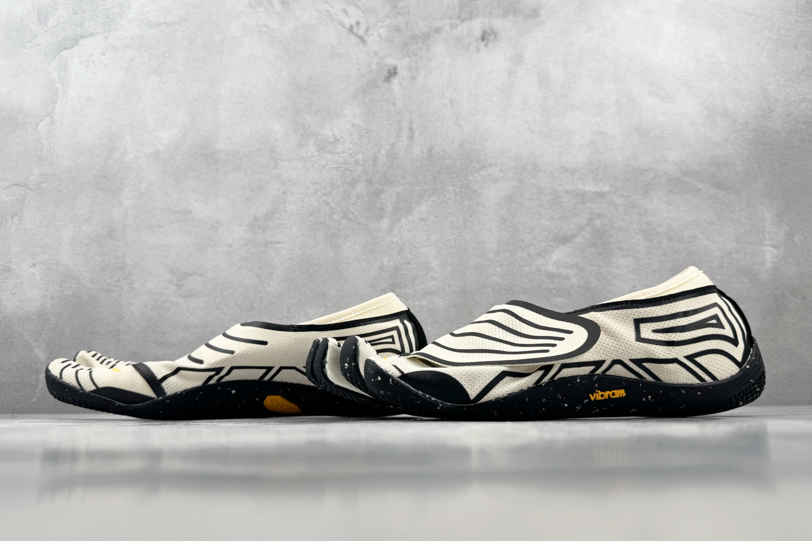 HG 品质升级 Vibram 五指鞋 Groundsplay 白黑色 货号：26M8805 尺码：35 36 36.5 
