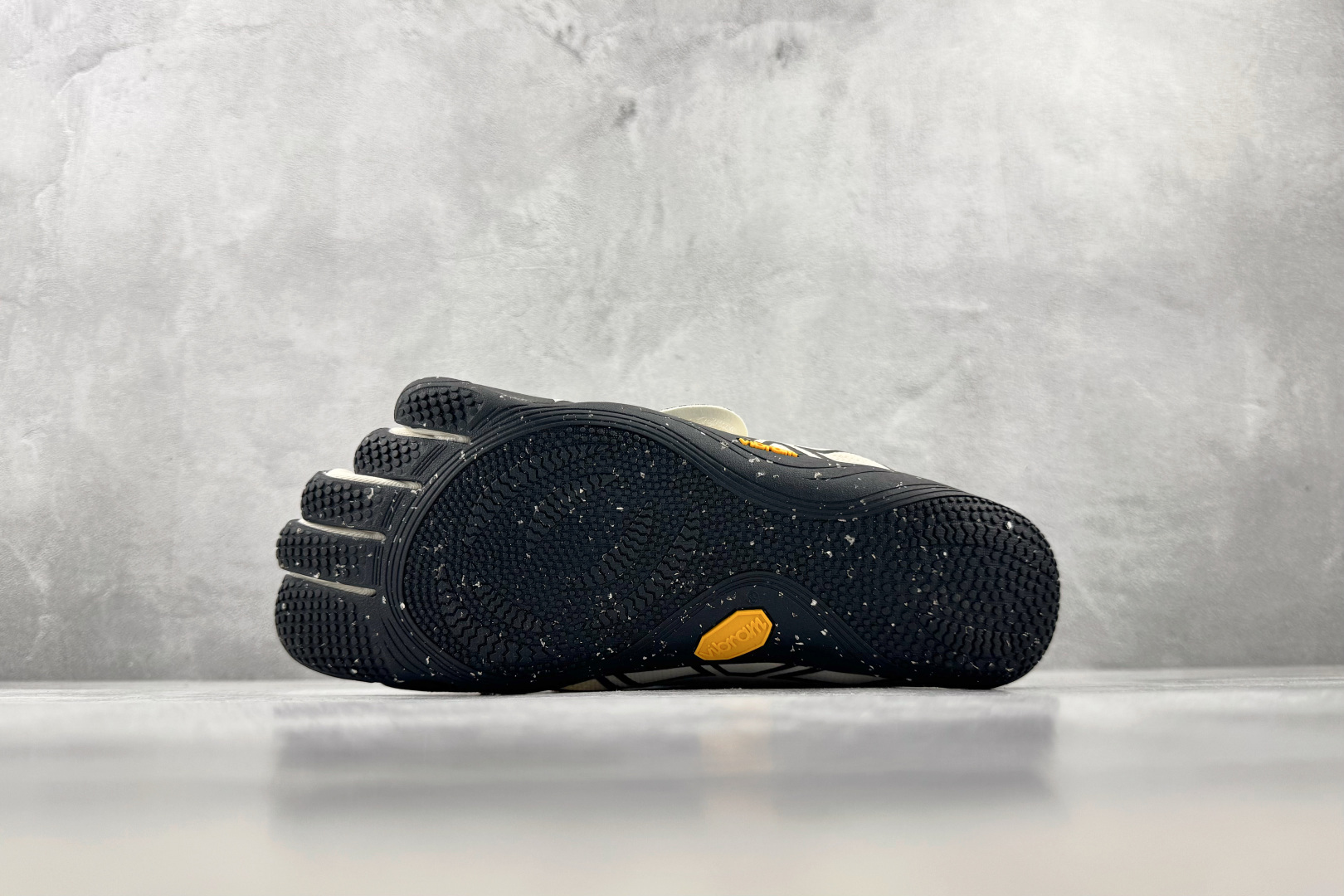 HG 品质升级 Vibram 五指鞋 Groundsplay 白黑色 货号：26M8805 尺码：35 36 36.5 