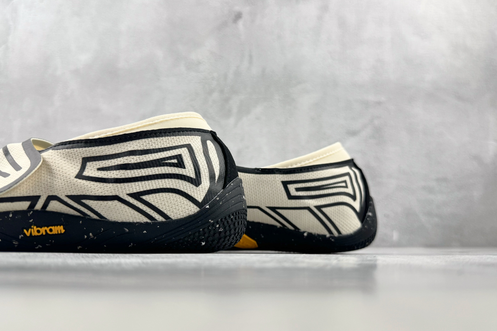 HG 品质升级 Vibram 五指鞋 Groundsplay 白黑色 货号：26M8805 尺码：35 36 36.5 