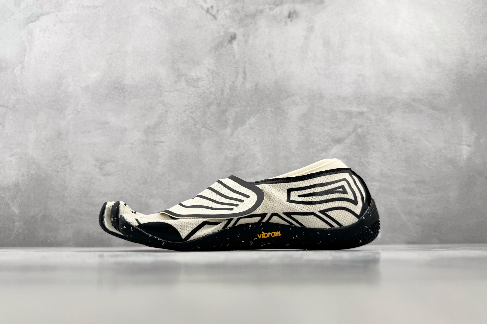 HG 品质升级 Vibram 五指鞋 Groundsplay 白黑色 货号:26M8805 尺码:35 36 36.5 HG 品质升级 Vibram 五指鞋 Groundsplay 白黑色 货号:26M8805 尺码:35 36 36.5