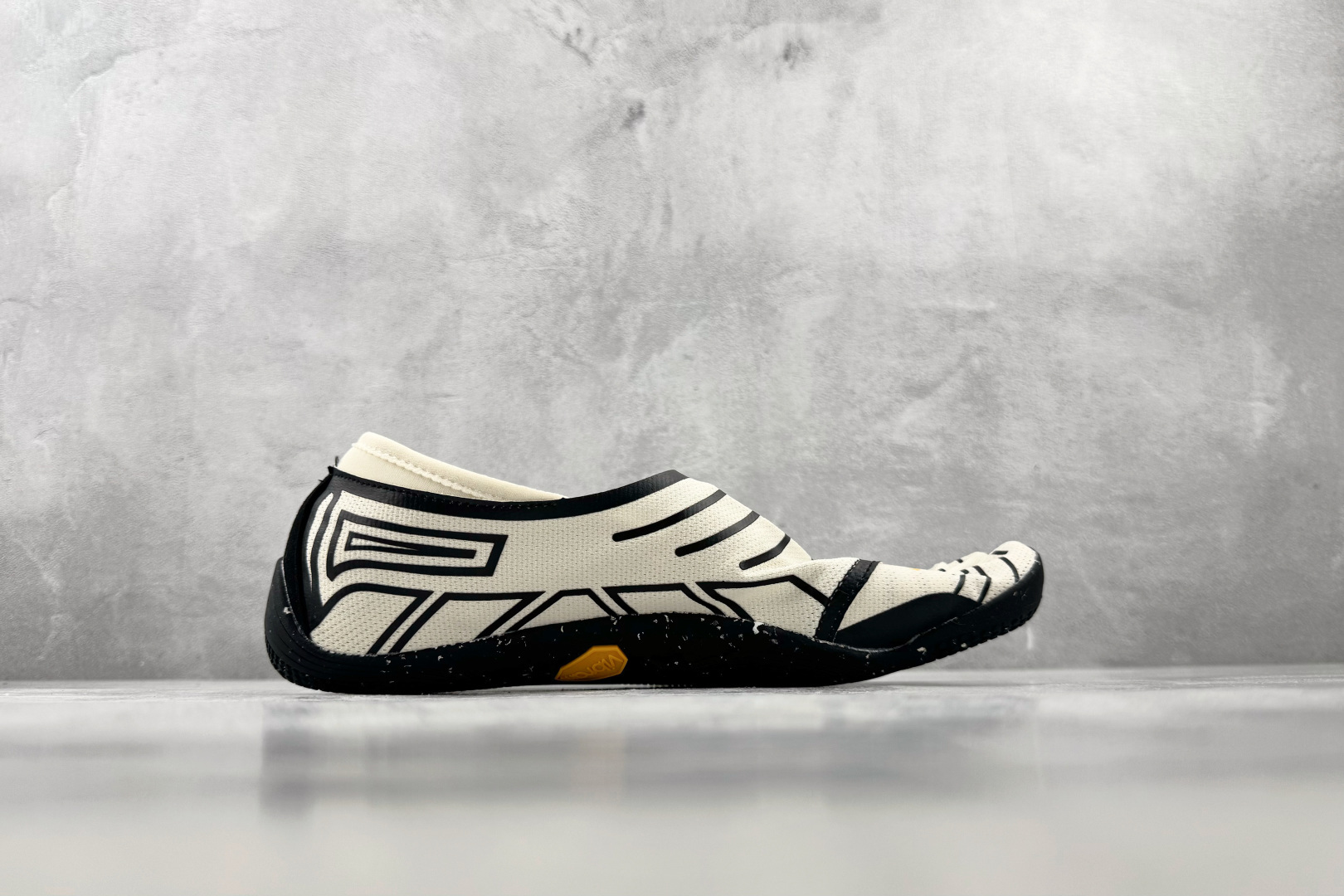 HG 品质升级 Vibram 五指鞋 Groundsplay 白黑色 货号：26M8805 尺码：35 36 36.5 