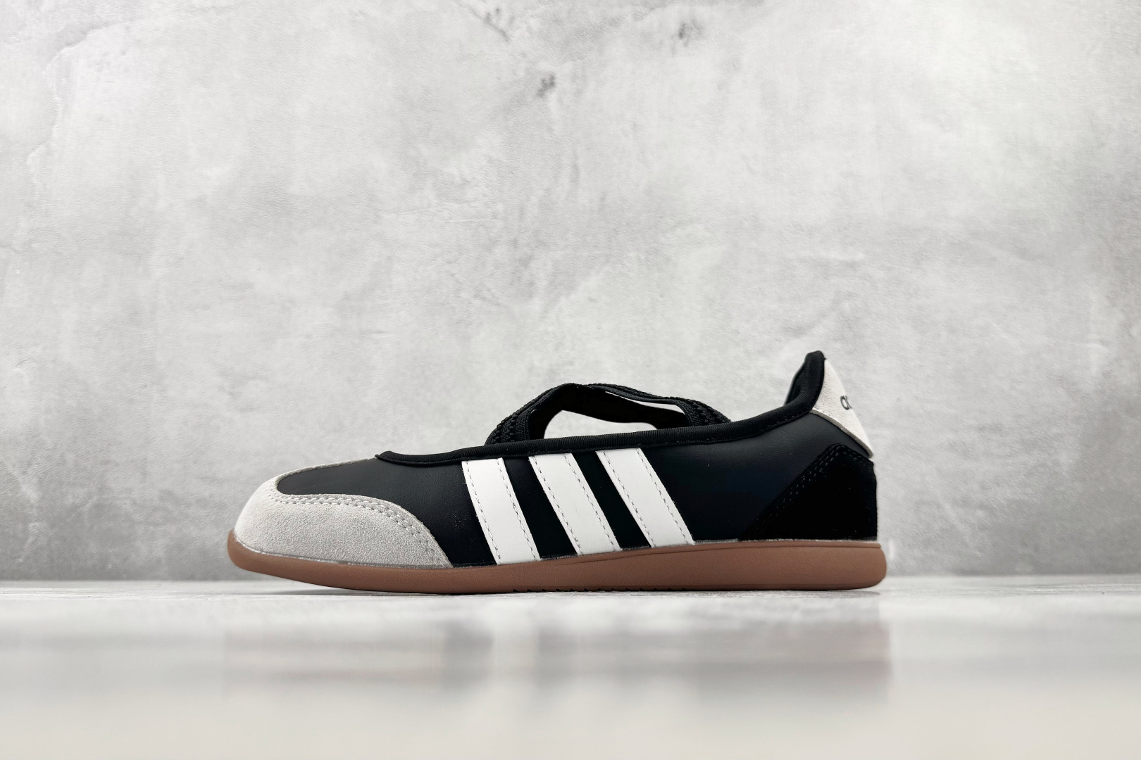 R 版出口订单 adidas BARREDA 黑白 货号:HQ7401 尺码:35.5 36 36.5 37.5 38 R 版出口订单 adidas BARREDA 黑白 货号:HQ7401 尺码:35.5 36 36.5 37.5 38