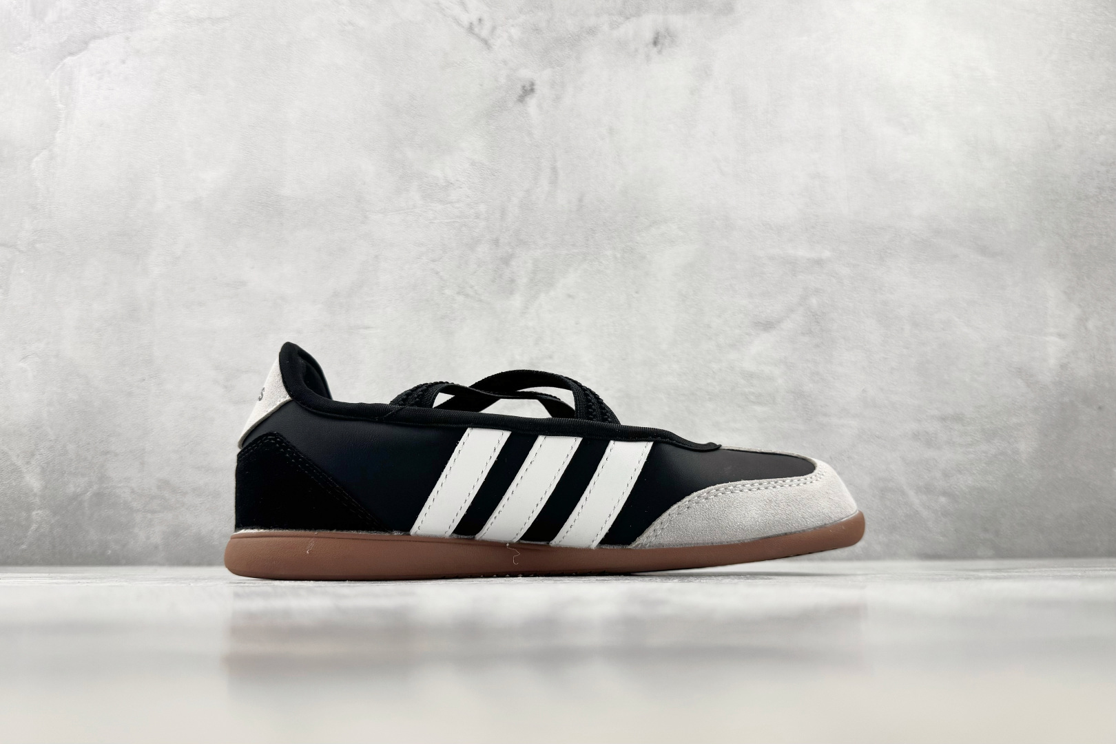 R 版出口订单 adidas BARREDA 黑白 货号:HQ7401 尺码:35.5 36 36.5 37.5 38 R 版出口订单 adidas BARREDA 黑白 货号:HQ7401 尺码:35.5 36 36.5 37.5 38
